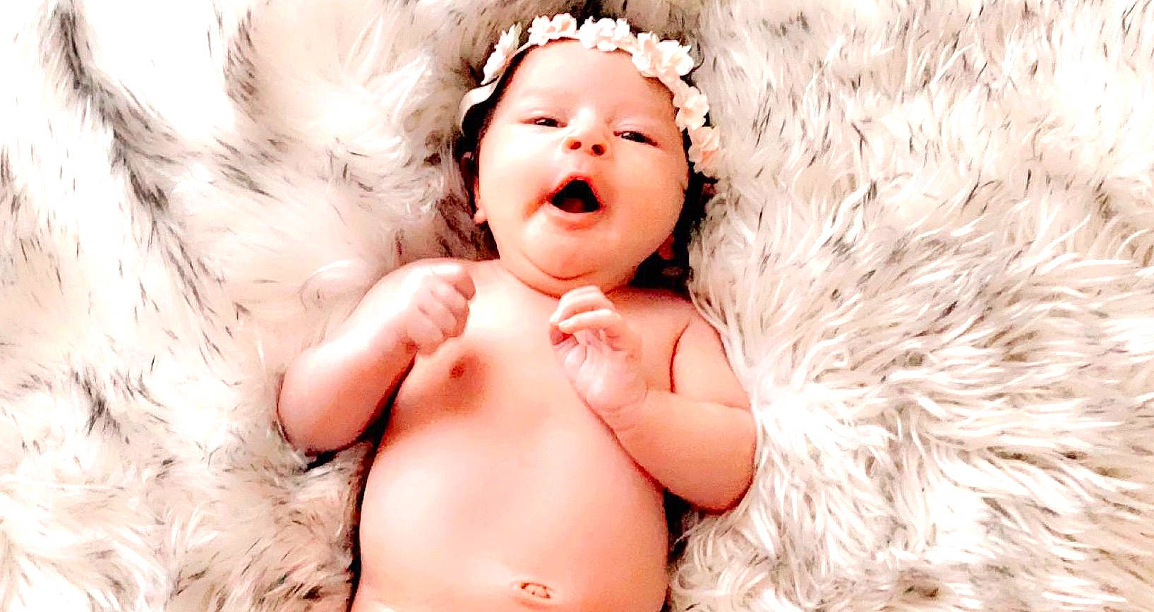 Laya a rejoint le concours — aidez-le/la à gagner de superbes lots ! baby, baby_laughing, cheek, child, child_model, face, facial_expression, fur, hair_accessory, happy, headwear, lip, mouth, muscle, nose, person, photography, pink, skin, smile