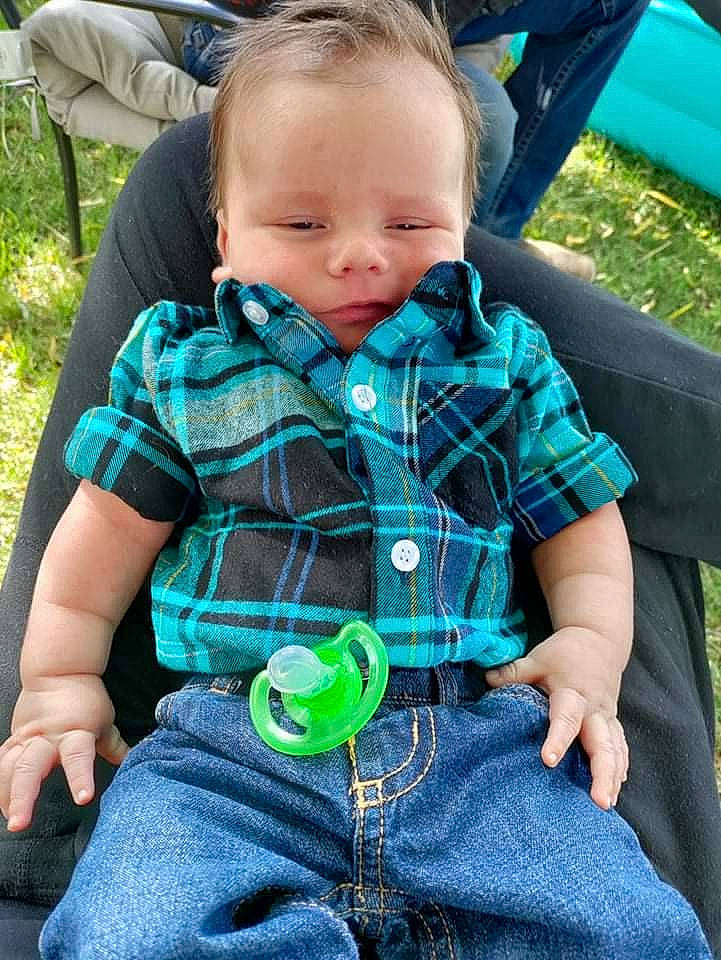 Donald is registered to the contest to win money with this photo: baby, baby_carriage, baby_products, baby_toddler_clothing, comfort, electric_blue, grass, green, happy, head, iris, lawn, leisure, pattern, person, plant, sitting, skin, sleeve, toddler