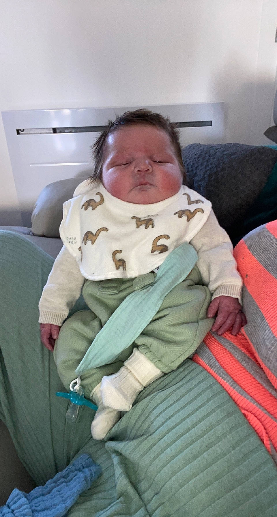 Gabriel a rejoint le concours — aidez-le/la à gagner de superbes lots ! baby, baby_products, baby_toddler_clothing, cabinetry, cheek, child, comfort, eyewear, face, fun, head, lap, linens, person, personal_protective_equipment, room, seat_belt, sitting, sleep, sleeve