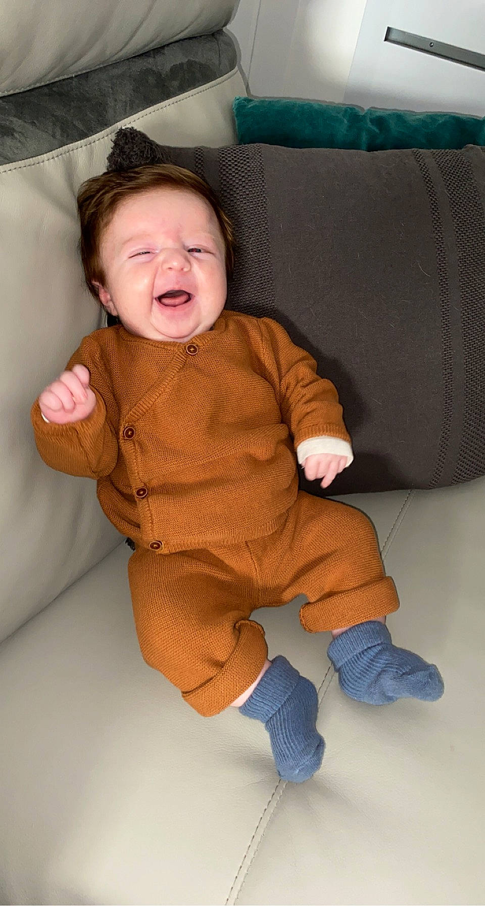 Gabriel a rejoint le concours — aidez-le/la à gagner de superbes lots ! arm, baby, baby_toddler_clothing, cheek, comfort, couch, eye, finger, floor, gesture, hand, head, human_body, leg, nose, outerwear, person, skin, sleeve, smile