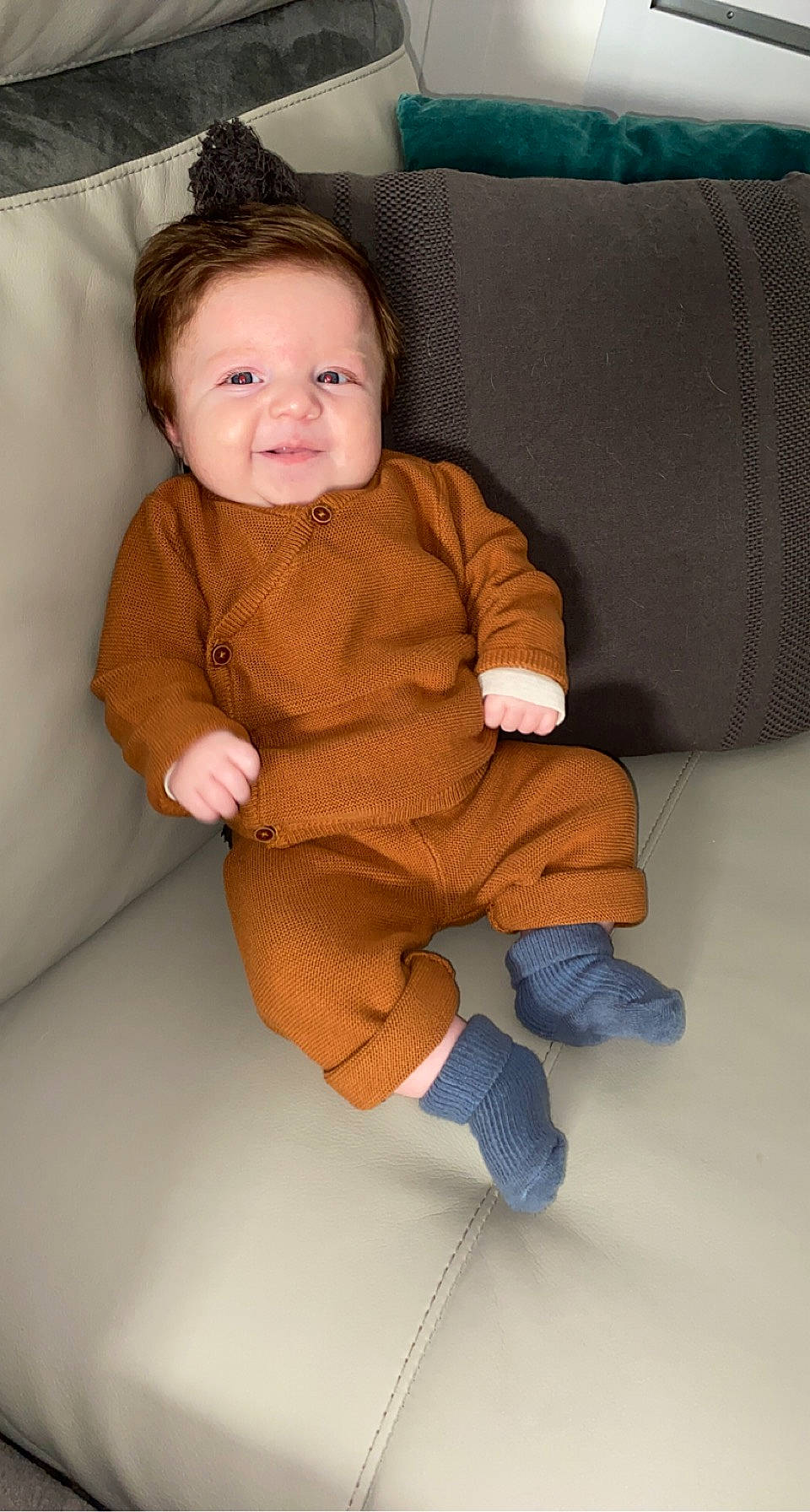 Gabriel participe au concours pour gagner de l'argent avec cette photo : arm, baby, baby_toddler_clothing, cheek, comfort, eye, face, finger, gesture, hair, hand, head, joint, leg, nose, outerwear, person, skin, sleeve, smile