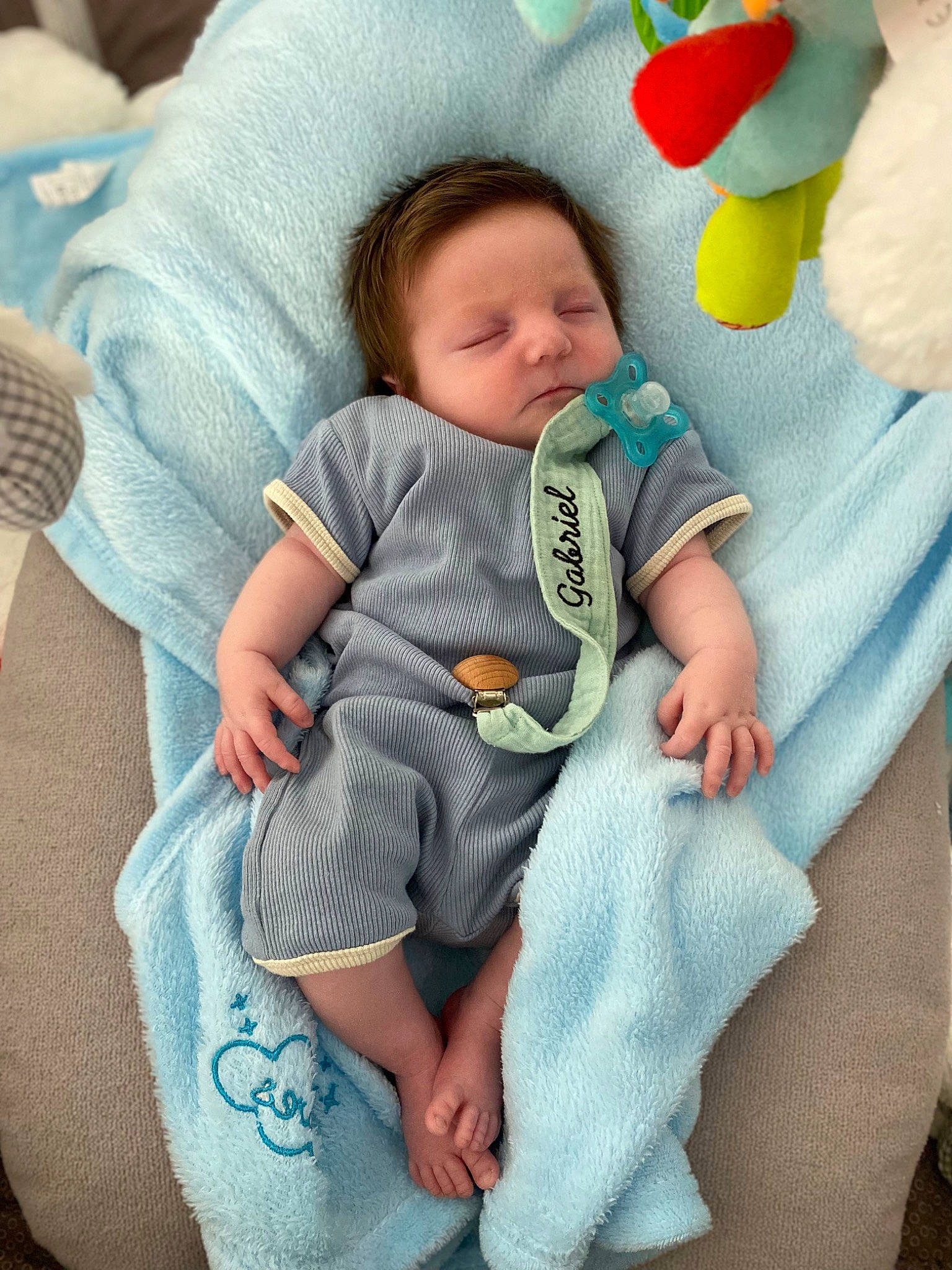 Gabriel participe au concours pour gagner de l'argent avec cette photo : baby, baby_products, baby_safety, baby_sleeping, baby_toddler_clothing, cheek, child, comfort, foot, lap, linens, pattern, person, room, sitting, skin, sleeve, sock, textile, toddler
