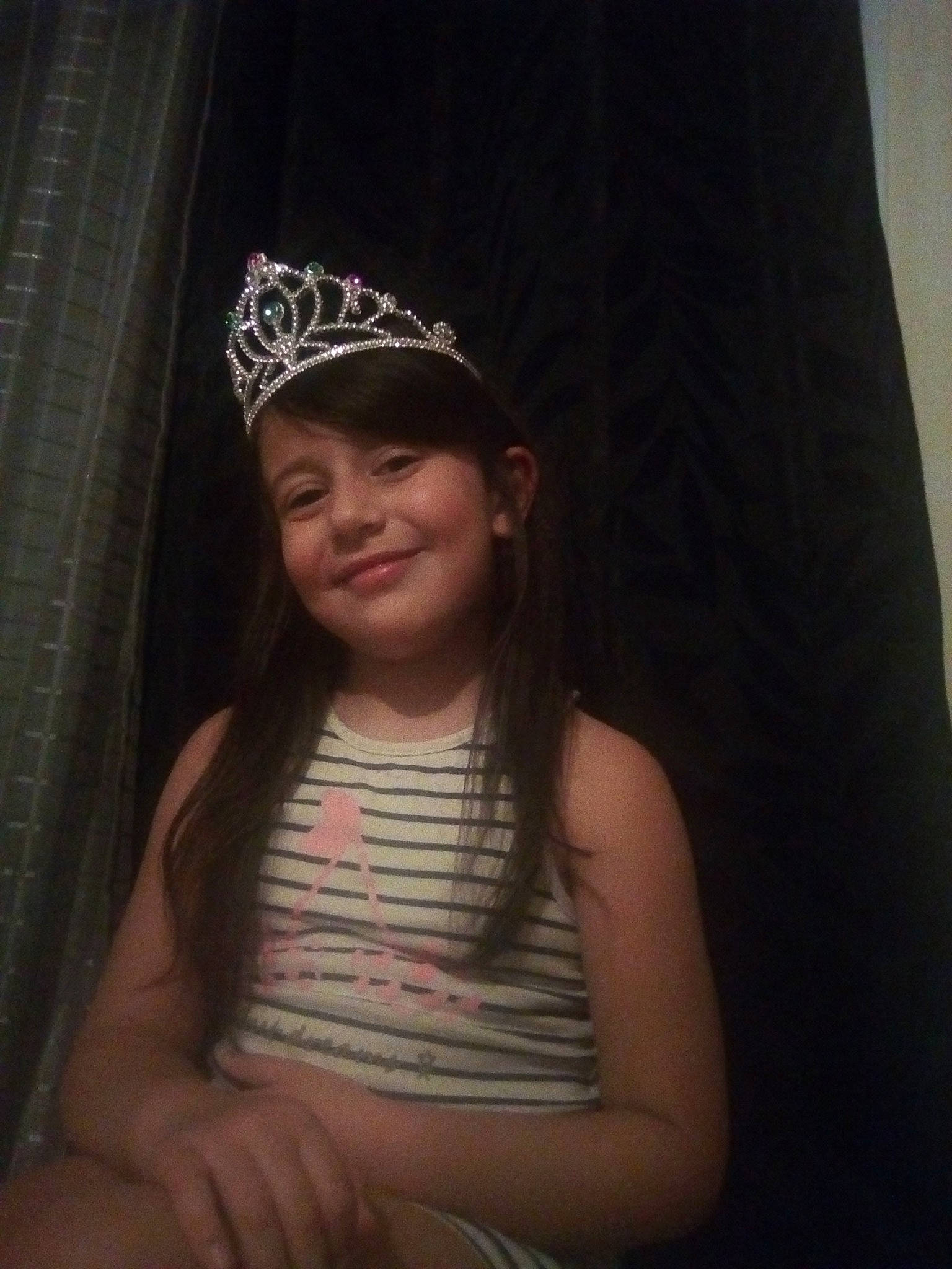 Amandine a rejoint le concours — aidez-le/la à gagner de superbes lots ! child, fashion_accessory, forehead, fun, hair_accessory, head, headgear, headpiece, joy, person, smile, tiara, toddler, vacation