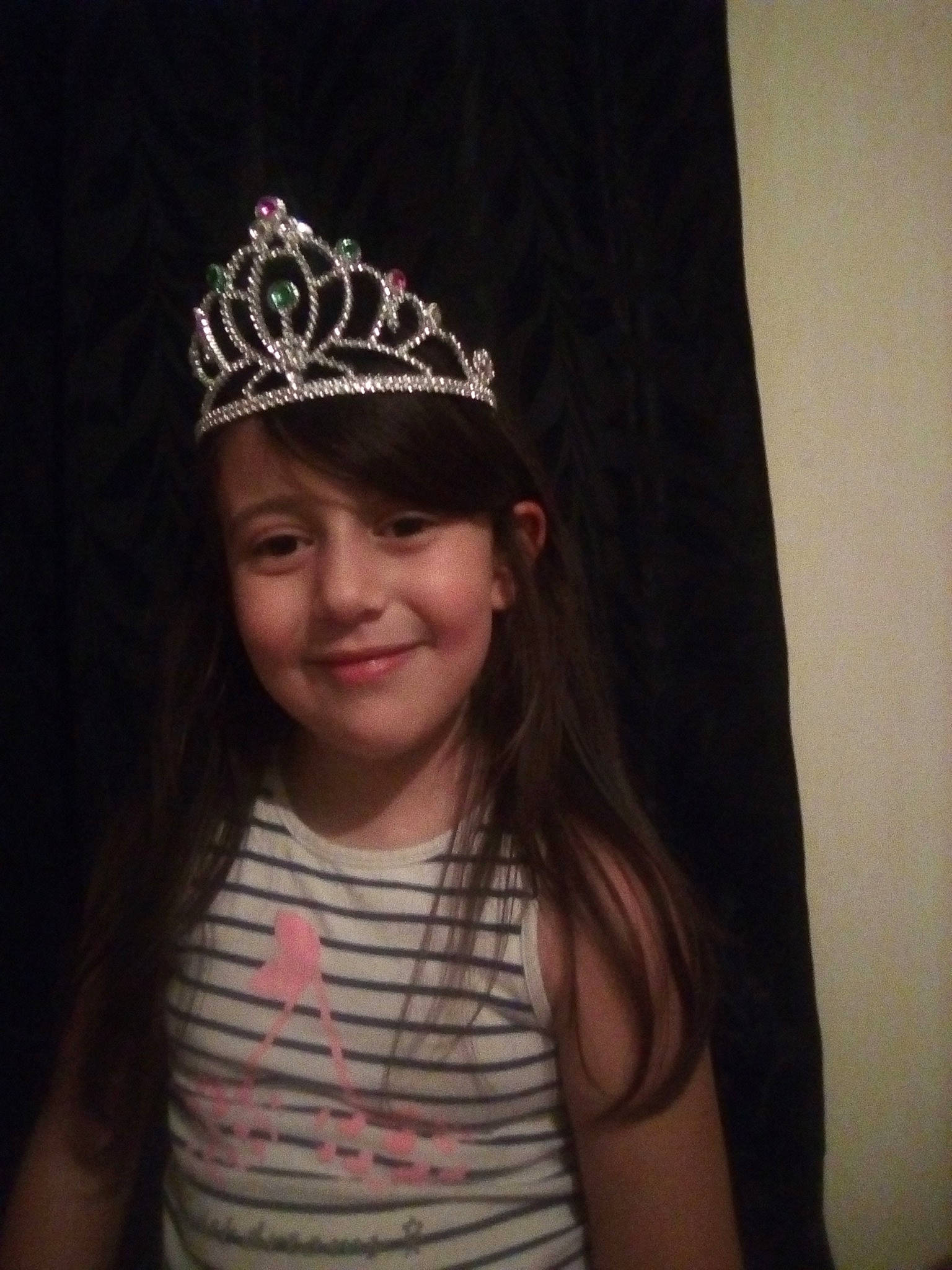 Amandine a rejoint le concours — aidez-le/la à gagner de superbes lots ! child, clothing, costume_accessory, crown, fashion_accessory, hair_accessory, head, headgear, headpiece, headwear, jewellery, joy, person, tiara, toddler