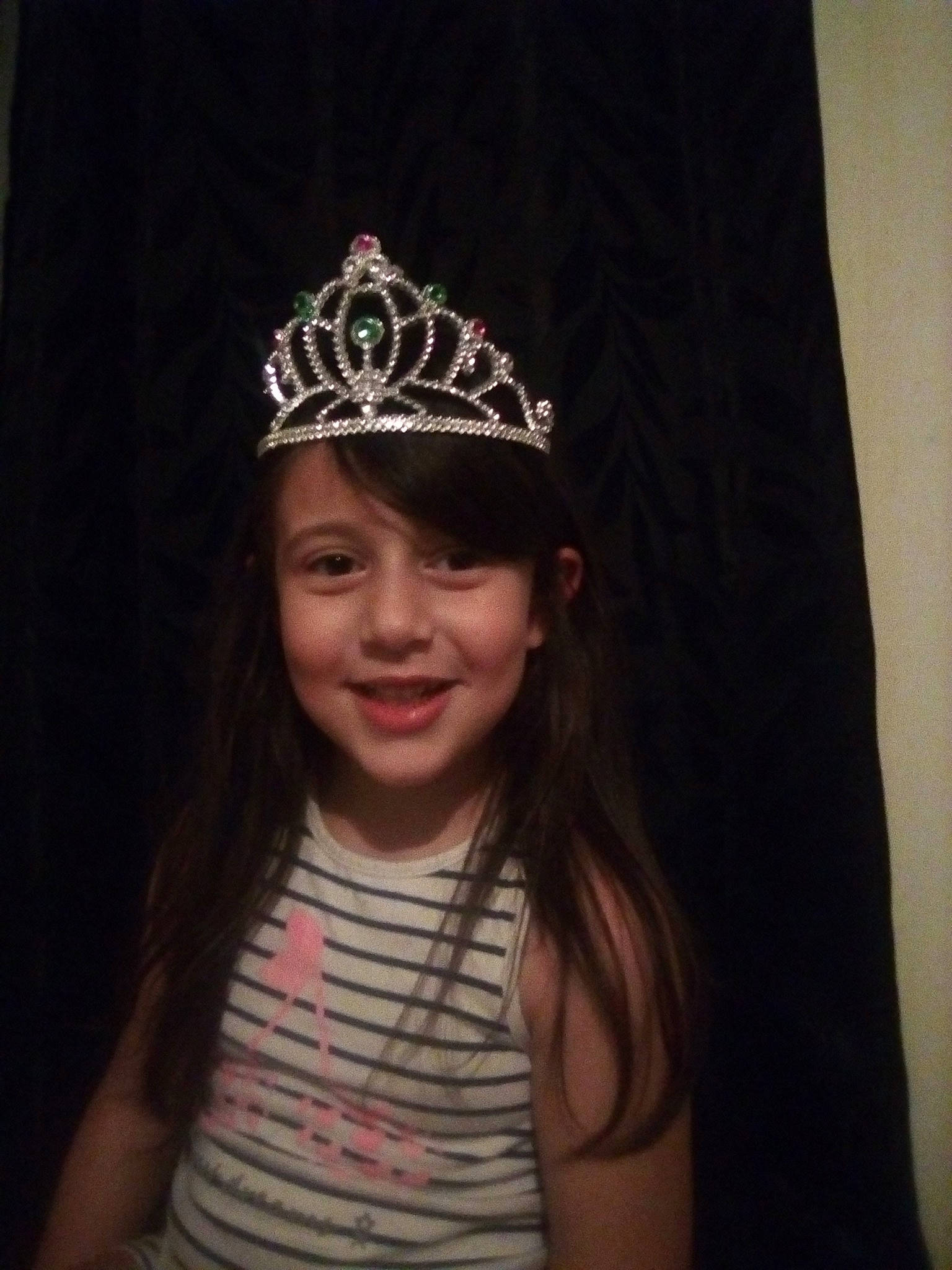 Amandine a rejoint le concours — aidez-le/la à gagner de superbes lots ! child, clothing, costume_accessory, costume_hat, crown, fashion_accessory, hair_accessory, hat, head, headgear, headpiece, headwear, jewellery, joy, person, tiara, toddler