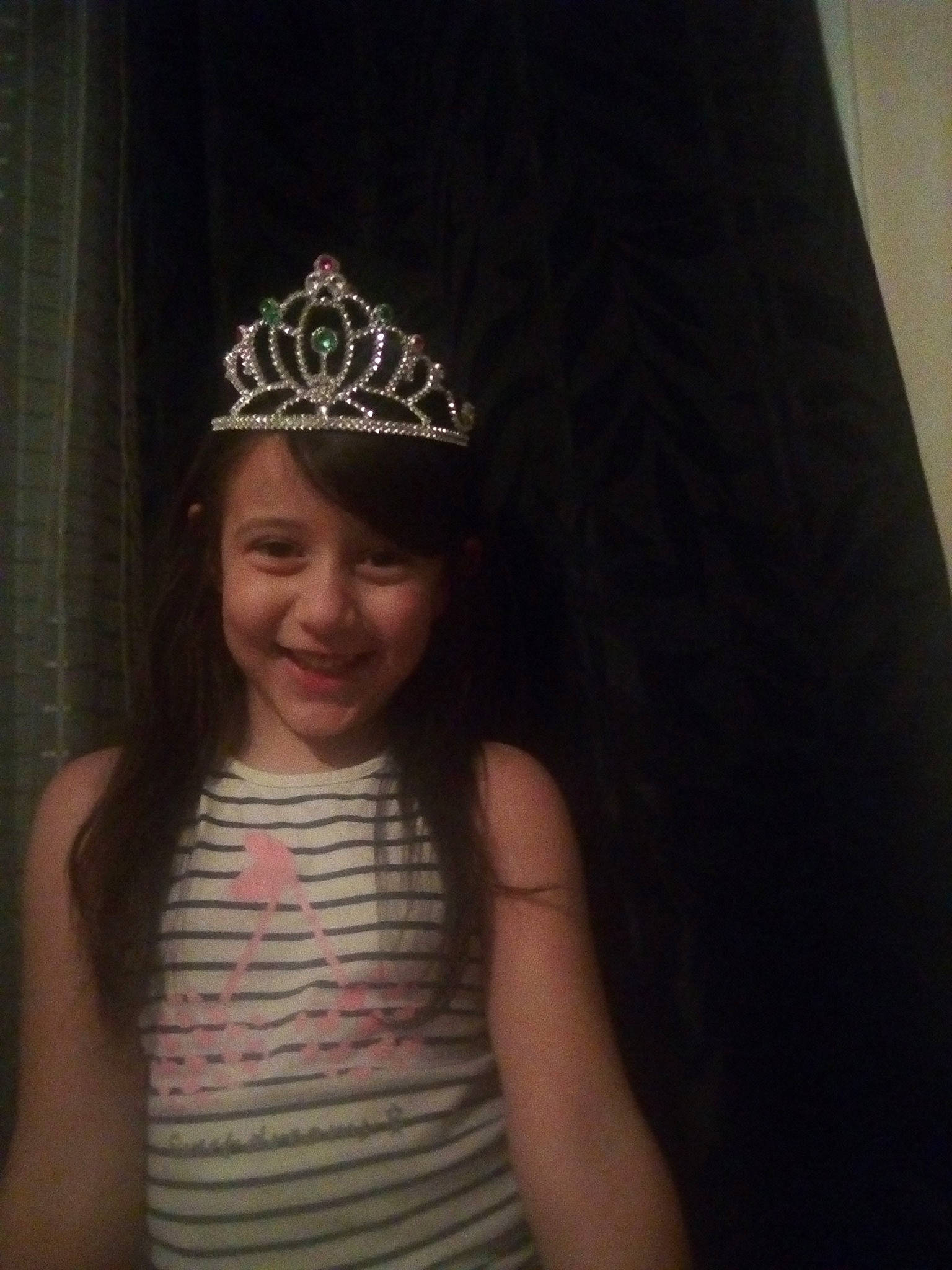 Amandine a rejoint le concours — aidez-le/la à gagner de superbes lots ! child, clothing, costume_accessory, crown, fashion_accessory, hair_accessory, hat, headgear, headpiece, headwear, jewellery, joy, person, tiara