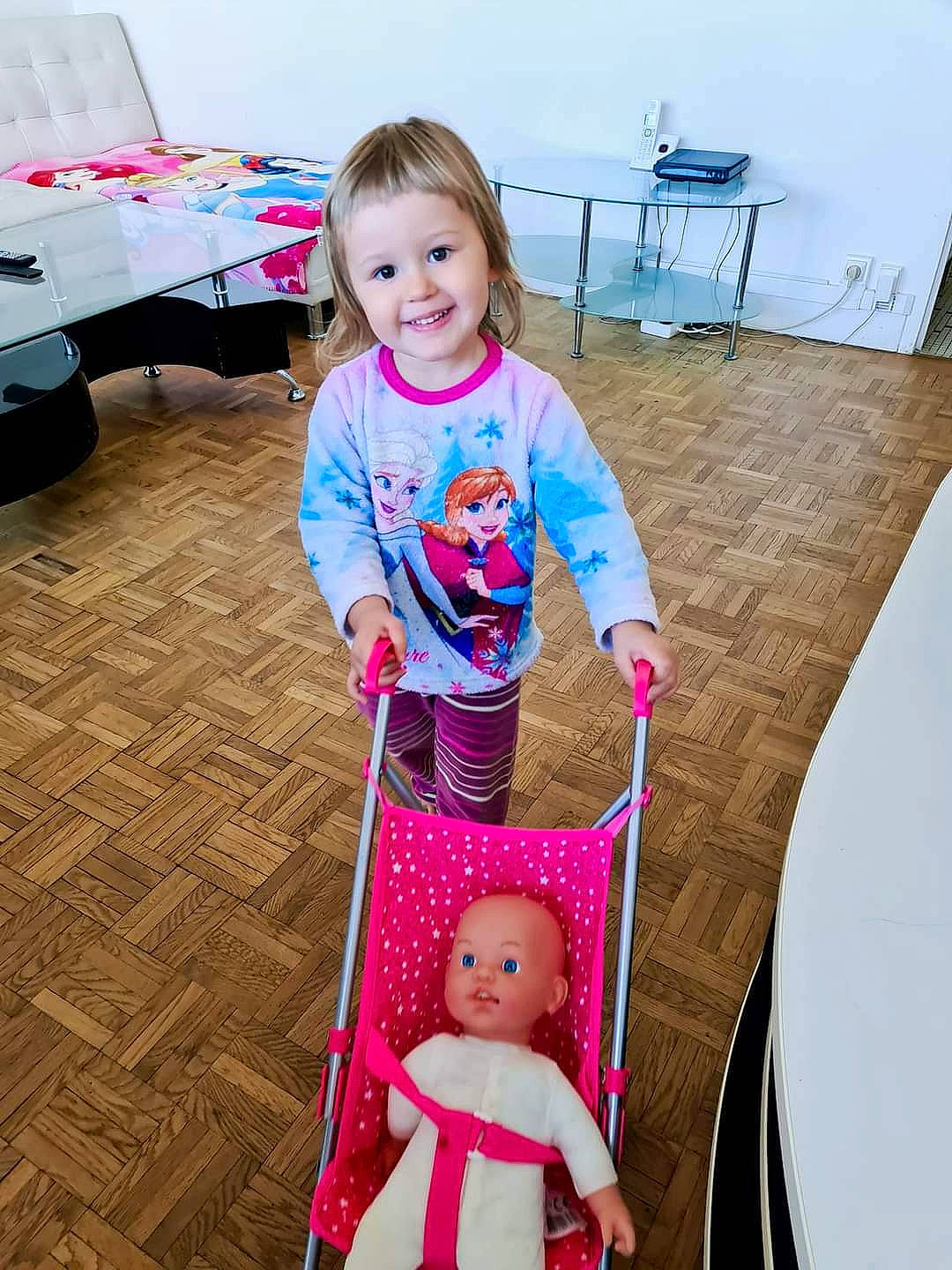 Shana a rejoint le concours — aidez-le/la à gagner de superbes lots ! baby, baby_carriage, baby_products, baby_toddler_clothing, chair, child, flooring, fun, happy, joy, magenta, person, photograph, pink, play, sitting, sleeve, smile, standing, table