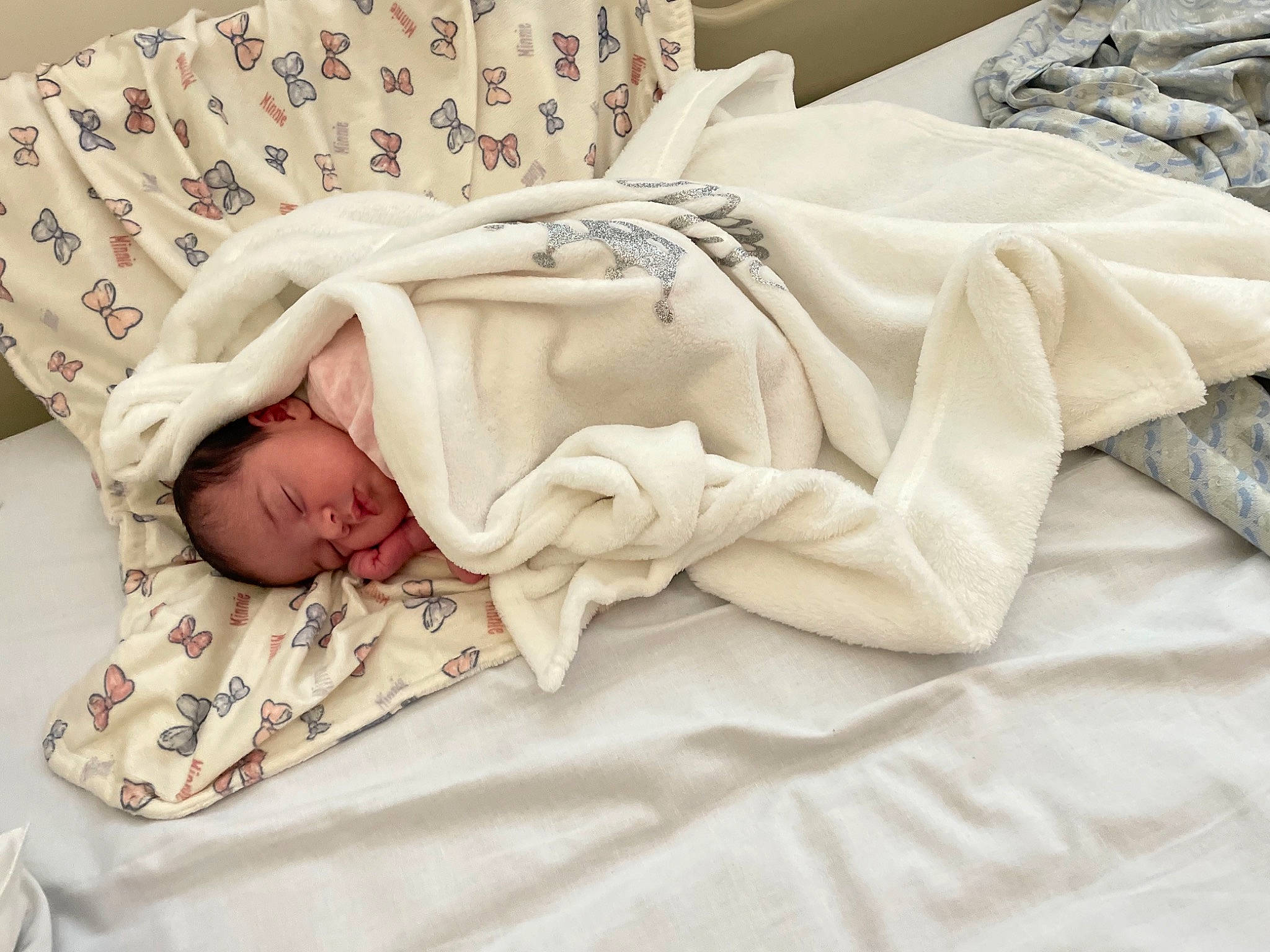 Shaden a rejoint le concours — aidez-le/la à gagner de superbes lots ! baby, baby_products, baby_sleeping, baby_toddler_clothing, bed, bed_sheet, bedding, bedtime, blanket, child, comfort, flesh, linens, nap, pattern, person, room, sleep, textile, toddler