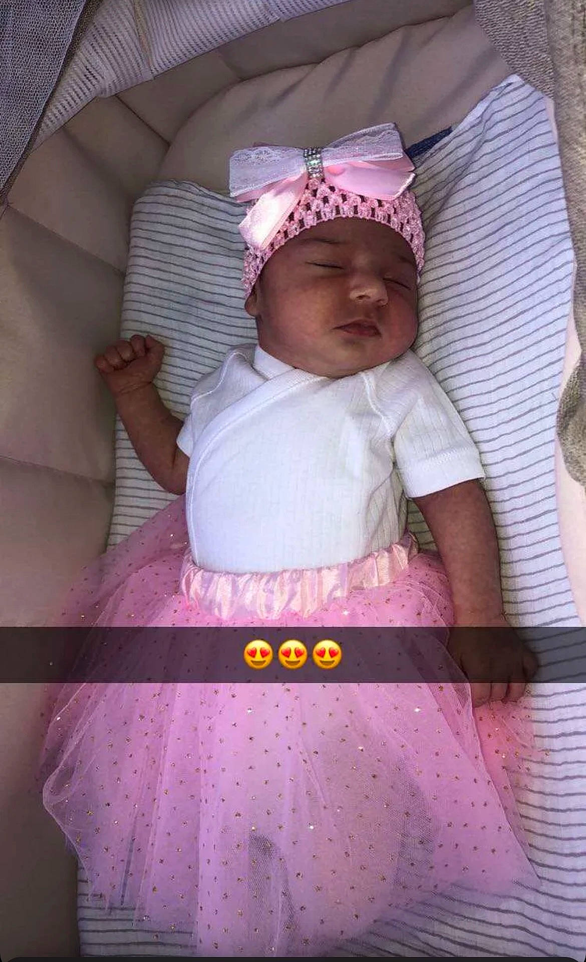 Shaden a rejoint le concours — aidez-le/la à gagner de superbes lots ! baby, baby_carriage, baby_products, baby_safety, baby_sleeping, baby_toddler_clothing, child, comfort, eye, fun, headwear, human_body, infant_bed, magenta, person, pink, purple, sleeve, t_shirt, textile