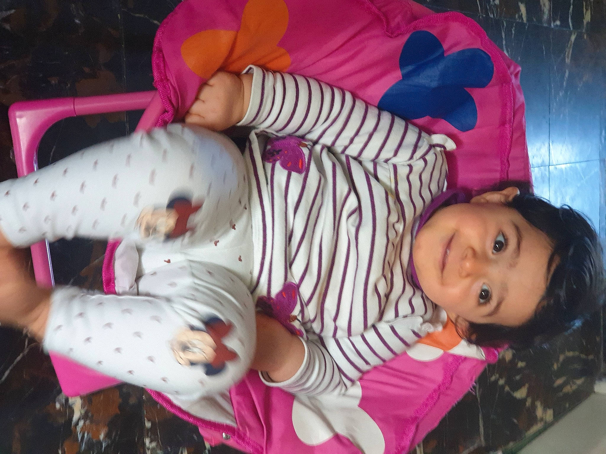 Amna a rejoint le concours — aidez-le/la à gagner de superbes lots ! arm, baby, baby_products, baby_toddler_clothing, cheek, child, comfort, fun, joy, lap, linens, magenta, pattern, person, pink, purple, skin, textile, thigh, toddler