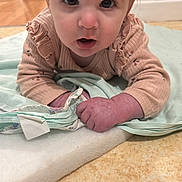 Albane a rejoint le concours — aidez-le/la à gagner de superbes lots ! baby, child, infant, tummy_time, blanket, fabric, indoor, floor, curious, grip, clothing, long_sleeve, face, eyes, hand, skin, plugsocket, wall, flooring, soft