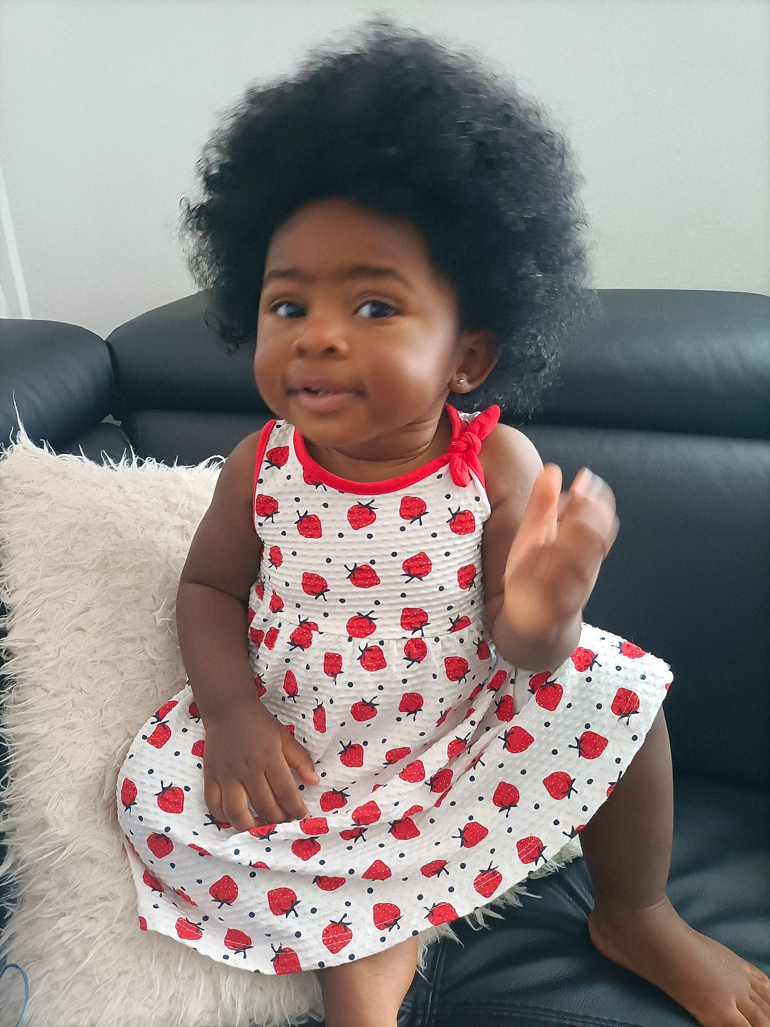 Leanna Ngwe a rejoint le concours — aidez-le/la à gagner de superbes lots ! arm, baby_toddler_clothing, black, cheek, dress, eye, fashion, flash_photography, gesture, hairstyle, happy, head, human, joint, lip, neck, one_piece_garment, person, shoulder, skin