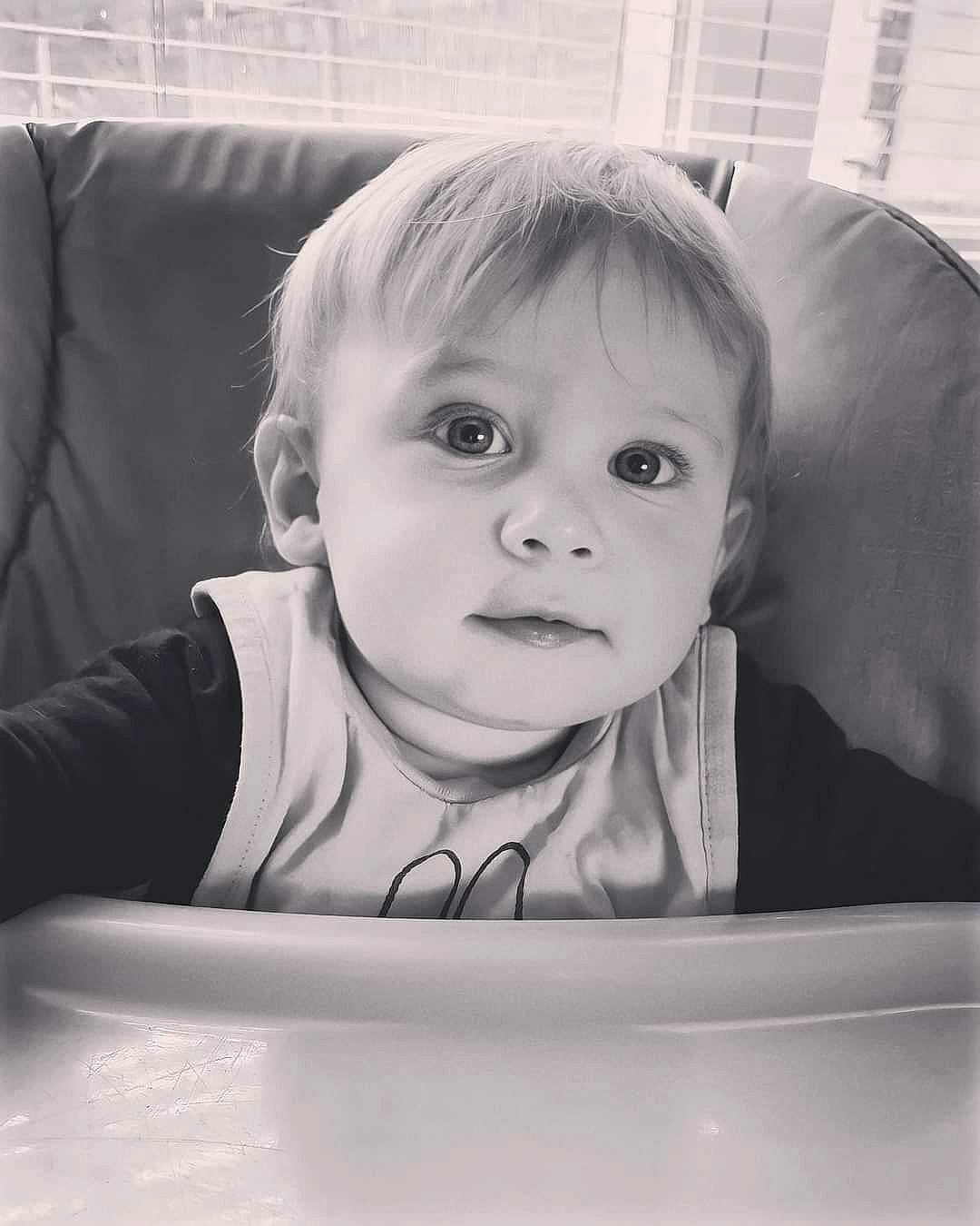 Gauthier participe au concours pour gagner de l'argent avec cette photo : arm, baby, black_and_white, cheek, chin, comfort, eye, eyebrow, face, head, iris, lip, mammal, mouth, nose, person, product, skin, sleeve, standing