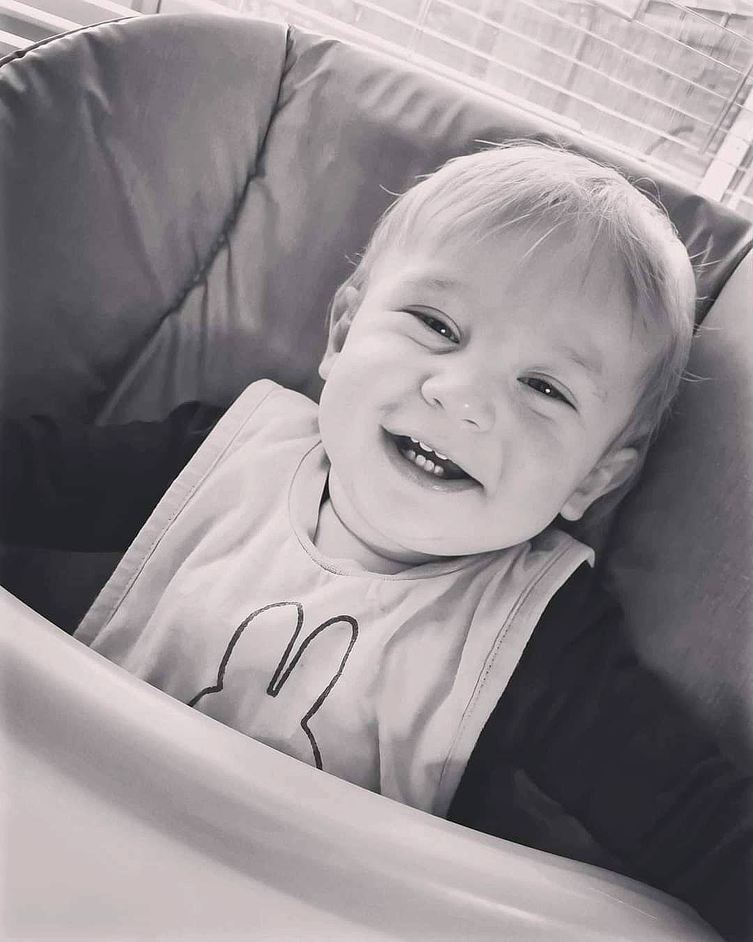 Gauthier participe au concours pour gagner de l'argent avec cette photo : arm, baby, baby_laughing, black_and_white, cheek, child, comfort, couch, eyebrow, face, flash_photography, fun, gesture, happy, iris, joy, lip, mouth, person, smile