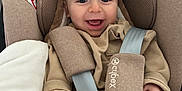 Pablo participe au concours pour gagner de l'argent avec cette photo : baby, car_seat, smiling, child, infant, seatbelt, clothing, blanket, hand, face, happy, safety, padding, person, cute, young_child, indoors, baby_clothes, car_safety, infant_seat