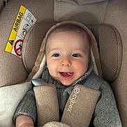 Pablo participe au concours pour gagner de l'argent avec cette photo : baby, infant, car_seat, smiling, happy, child, seatbelt, blanket, clothing, cozy, face, head, hand, indoor, person, warm, soft_texture, cushion, sweater, cute