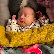 Azélya a rejoint le concours — aidez-le/la à gagner de superbes lots ! baby, newborn, sleeping, blanket, plush_toy, cushion, infant, cozy, soft, cute, child, person, rest, comfort, pajamas, indoors, toddler, sleep, face, peaceful