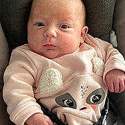 Azélya a rejoint le concours — aidez-le/la à gagner de superbes lots ! animal_face, baby, car_seat, child, clothing, cute, expression, eyes, face, hand, head, indoors, infant, newborn, person, pink_sweater, portrait, seatbelt, soft_texture, straps