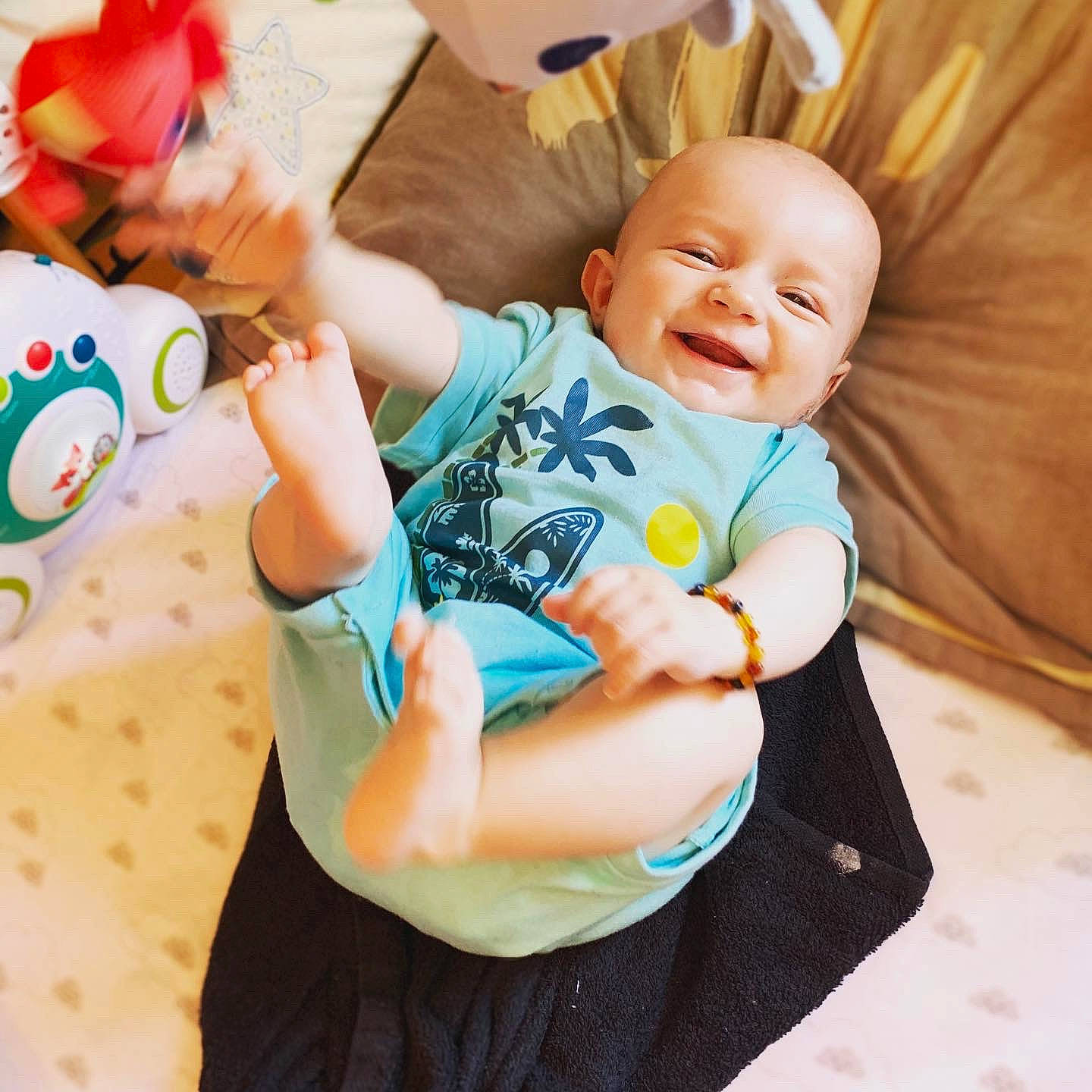Leeroy participe au concours pour gagner de l'argent avec cette photo : baby, baby_products, baby_toddler_clothing, child, comfort, elbow, finger, fun, gesture, hand, happy, leisure, linens, pattern, person, play, sitting, sleeve, smile, t_shirt