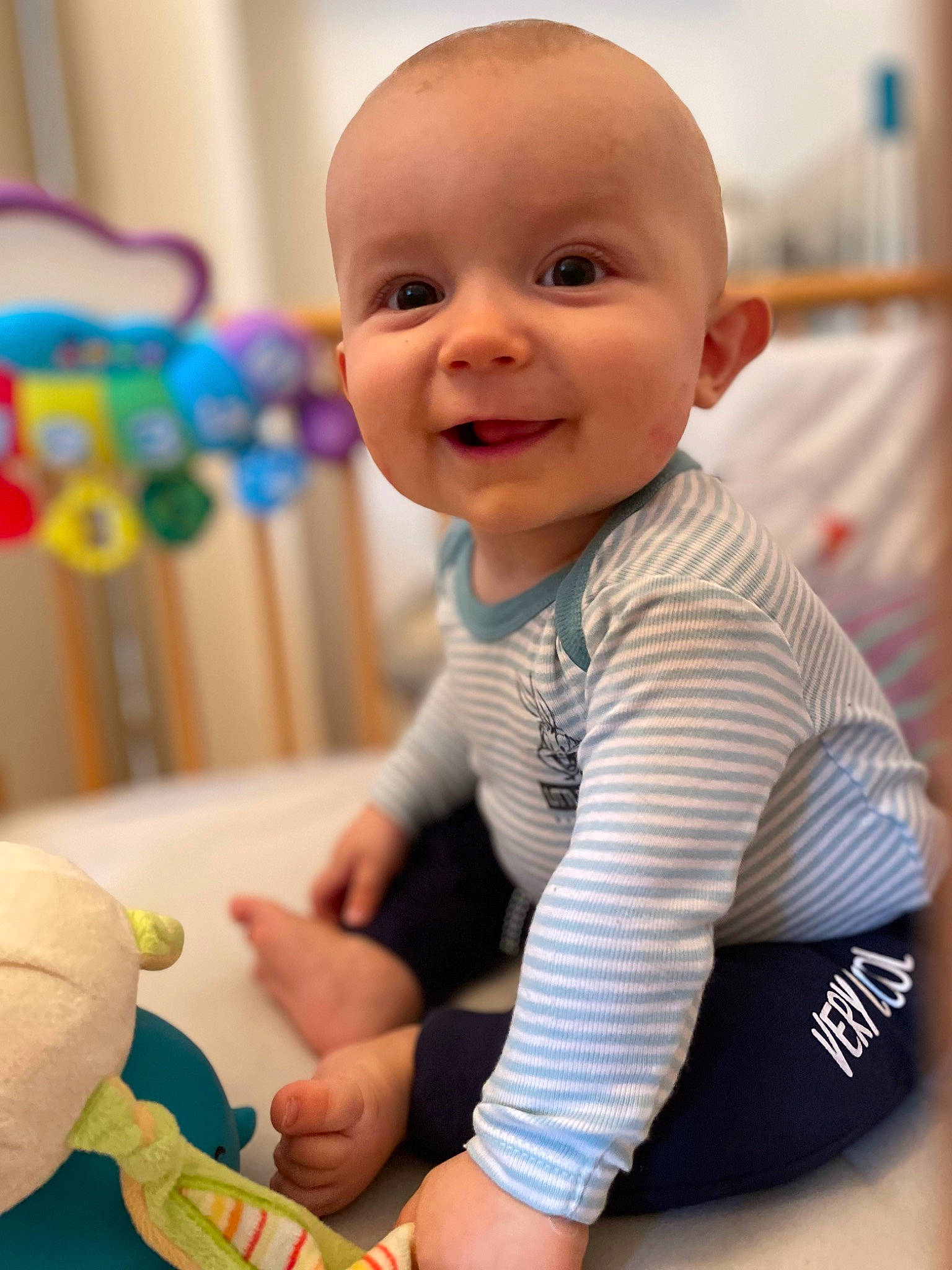 Leeroy a rejoint le concours — aidez-le/la à gagner de superbes lots ! baby, baby_playing_with_toys, baby_toddler_clothing, cheek, child, elbow, facial_expression, finger, flooring, fun, happy, joy, people, person, product, room, skin, sleeve, smile, snapshot