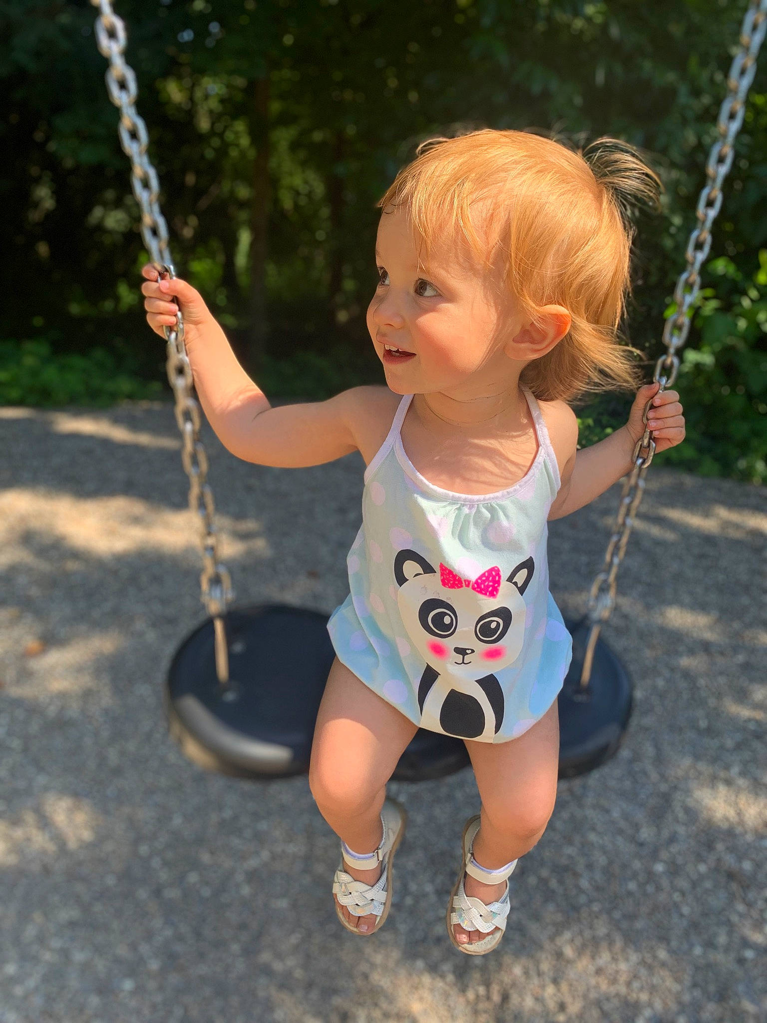 Ynaïa a rejoint le concours — aidez-le/la à gagner de superbes lots ! arm, baby_toddler_clothing, child, electric_blue, finger, fun, grass, hand, happy, leisure, person, playground, public_space, recreation, shoulder, sleeve, standing, summer, swing, toddler