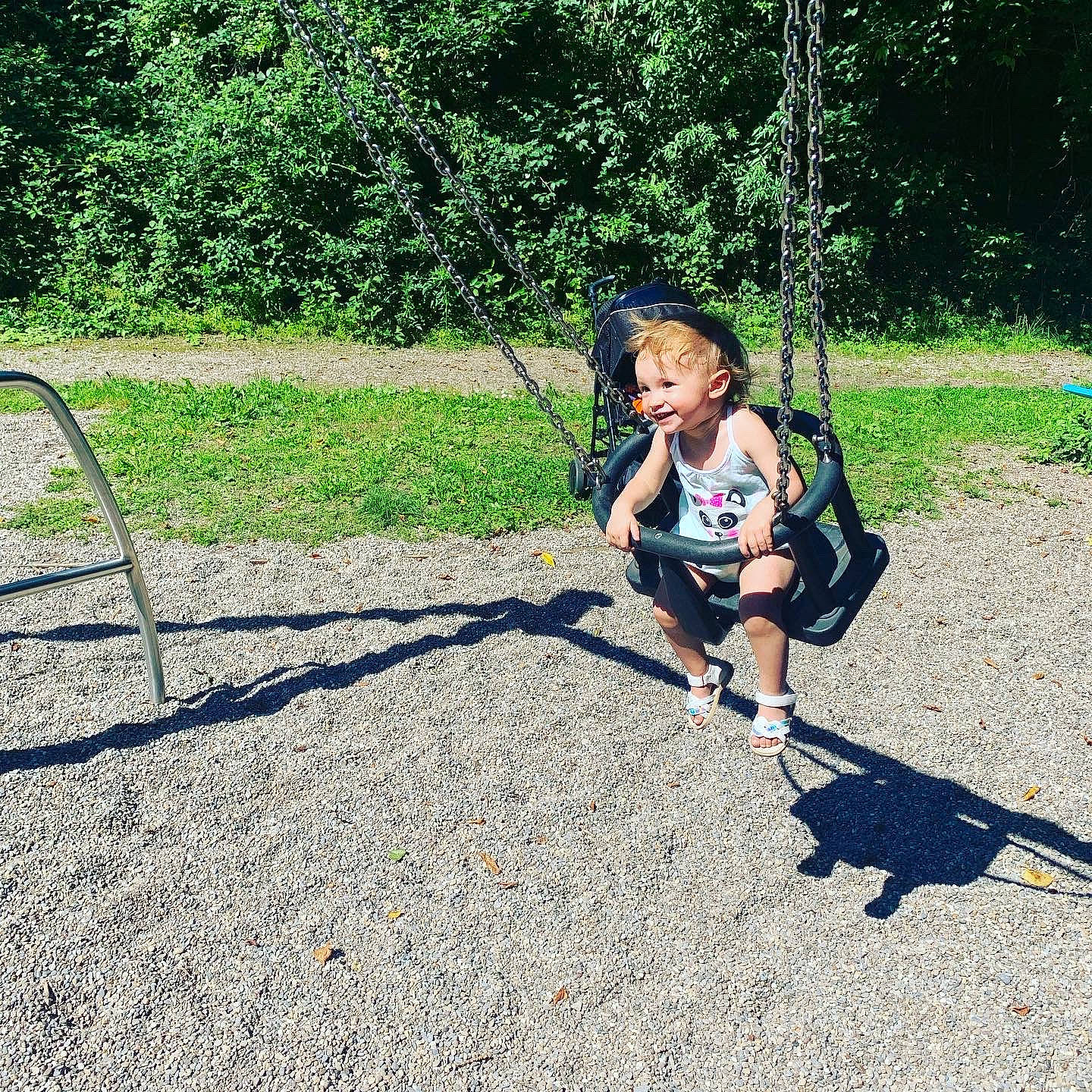Ynaïa participe au concours pour gagner de l'argent avec cette photo : asphalt, child, city, electric_blue, fun, grass, joy, leisure, outdoor_play_equipment, people_in_nature, person, plant, play, playground, playing_sports, recreation, shade, shadow, soil, swing