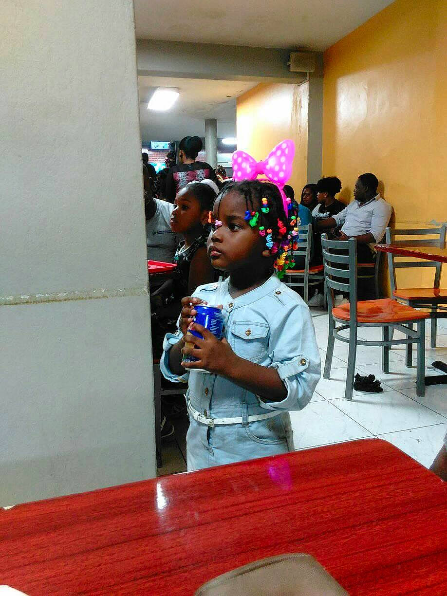 Stephira Baya participe au concours pour gagner de l'argent avec cette photo : balloon, chair, child, conversation, event, flooring, fun, furniture, leisure, microphone, party, party_supply, person, recreation, room, sitting, t_shirt, table, toddler, under_exposed