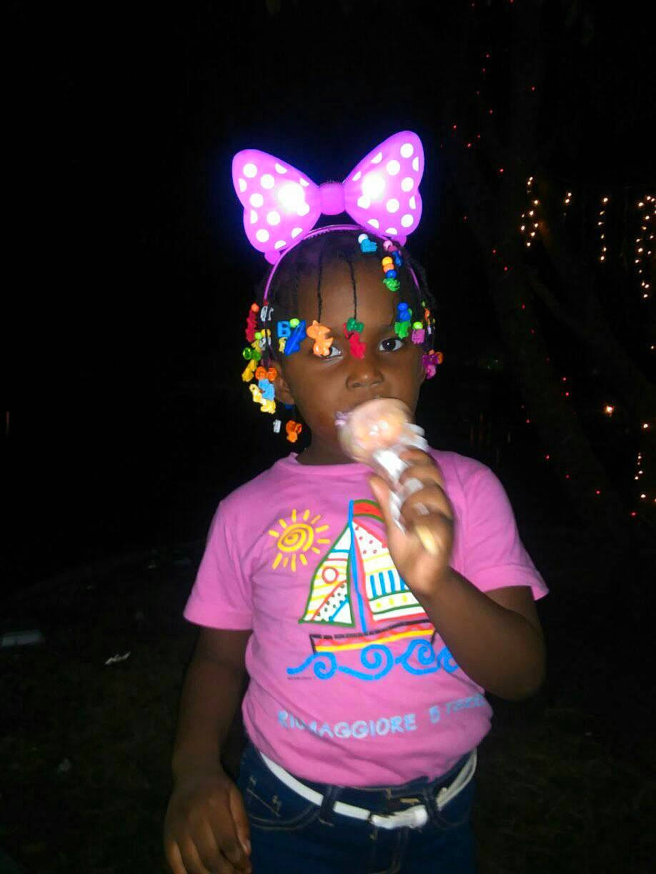 Stephira Baya a rejoint le concours — aidez-le/la à gagner de superbes lots ! belt, cool, costume, costume_hat, electric_blue, event, fashion_accessory, finger, fun, happy, headgear, headwear, magenta, party_hat, party_supply, person, pink, purple, sleeve, t_shirt