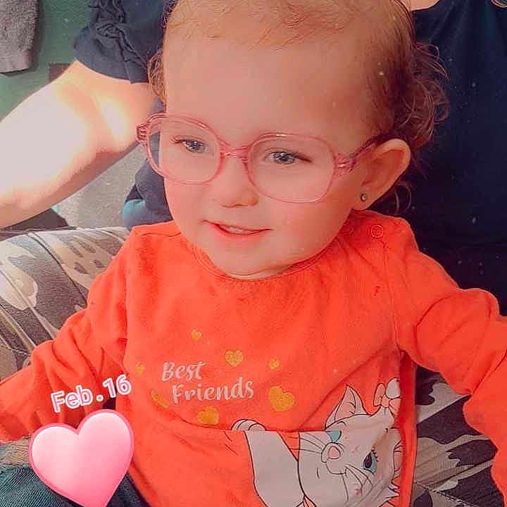 Nelia participe au concours pour gagner de l'argent avec cette photo : accessories, baby, clothing, couch, cushion, face, furniture, glasses, head, heart, homedecor, pants, person, photography, pingpong, pingpongpaddle, portrait, racket, sport, t_shirt