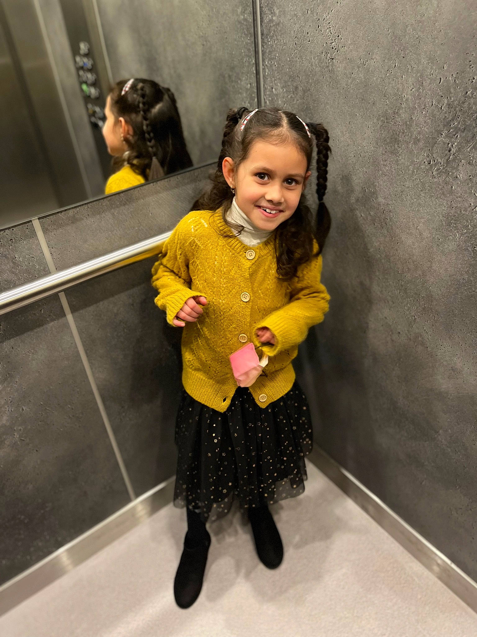 Jade a rejoint le concours — aidez-le/la à gagner de superbes lots ! blond, boot, clothing, event, face, fashion_design, flooring, fun, hair, happy, human_leg, joy, leg, leisure, long_hair, person, shoe, sleeve, smile, sock