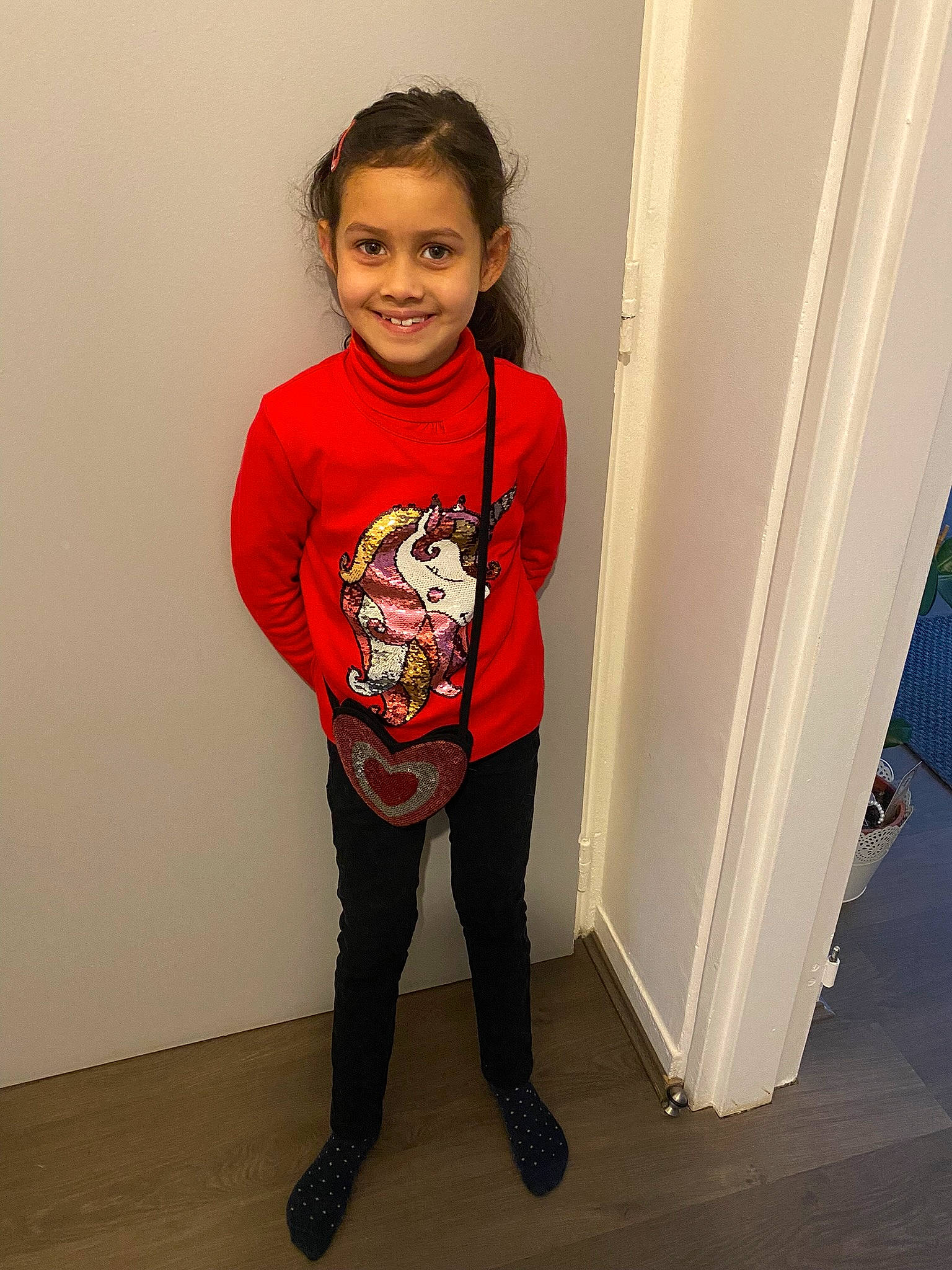 Jade a rejoint le concours — aidez-le/la à gagner de superbes lots ! baby_toddler_clothing, carmine, fashion_design, floor, flooring, happy, human_body, human_leg, joy, knee, neck, pattern, person, sleeve, smile, standing, t_shirt, thigh, toddler, trunk