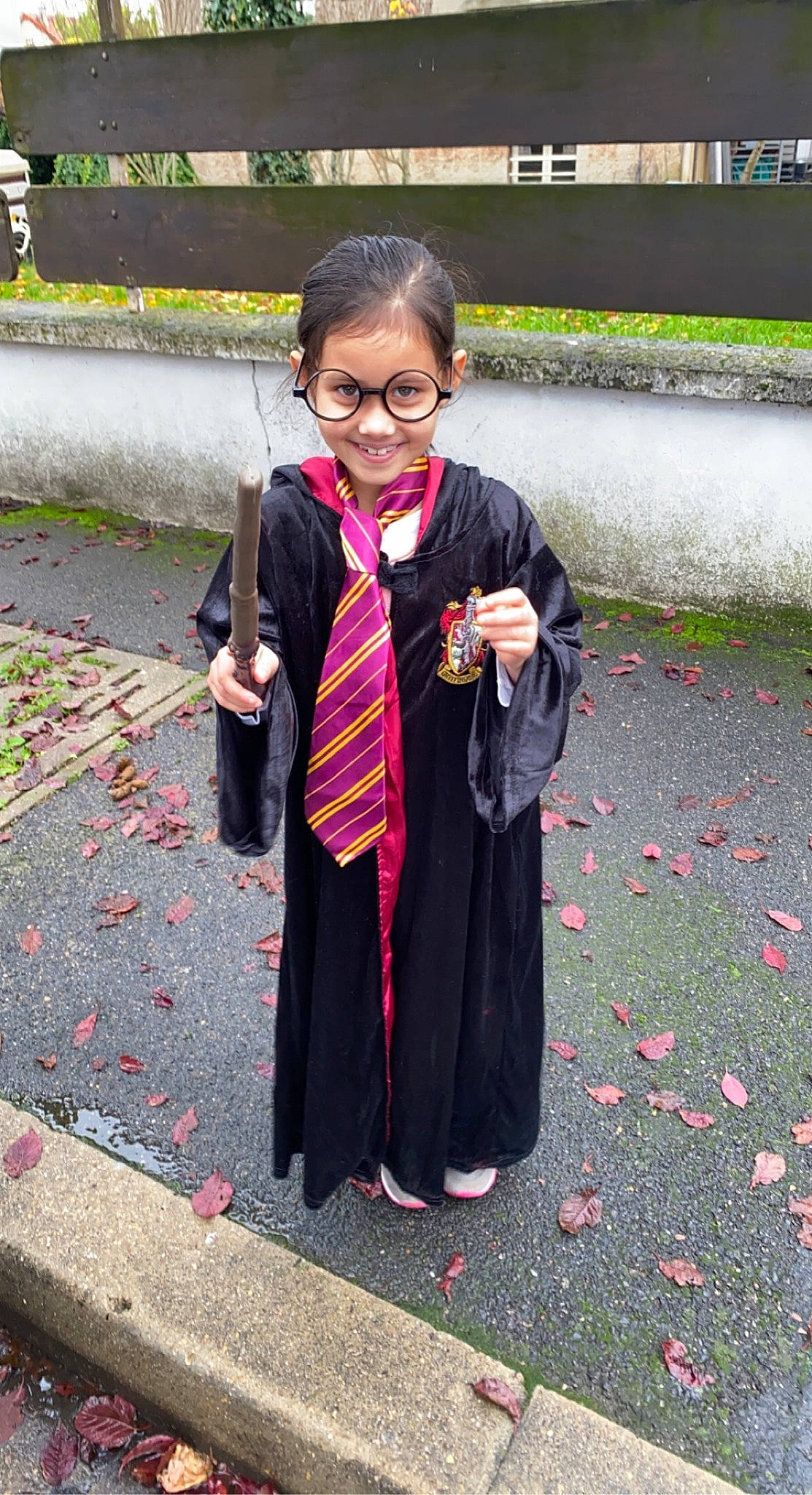 Jade a rejoint le concours — aidez-le/la à gagner de superbes lots ! asphalt, child, costume, event, eyewear, formal_wear, fun, joy, leisure, magenta, pattern, person, road, road_surface, sidewalk, street, street_fashion, temple, toddler, tradition