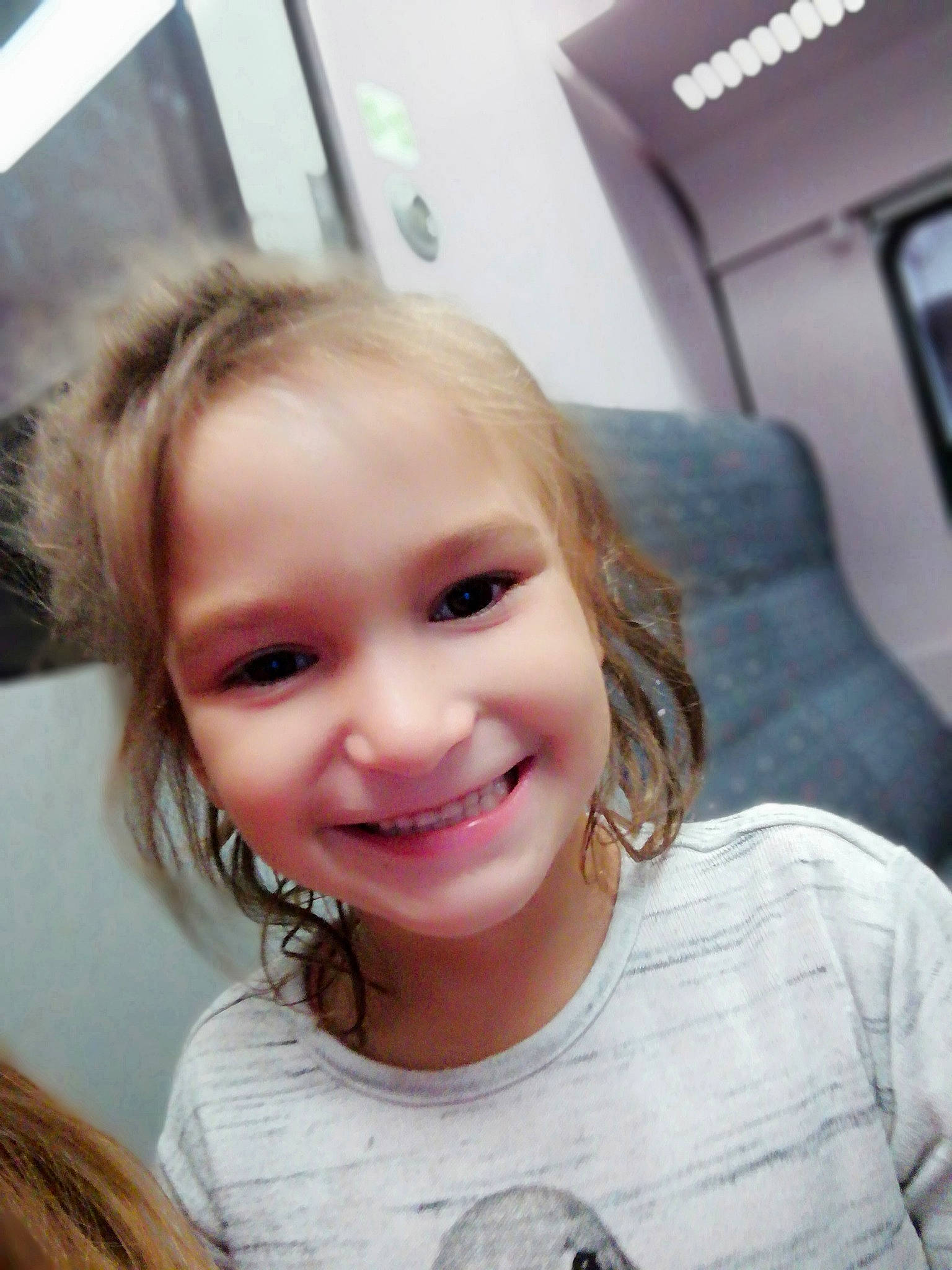 Leslye a rejoint le concours — aidez-le/la à gagner de superbes lots ! blond, cheek, child, chin, ear, eye, eyebrow, face, forehead, girl, hair, hairstyle, head, human_hair_color, joy, mouth, nose, person, skin, smile