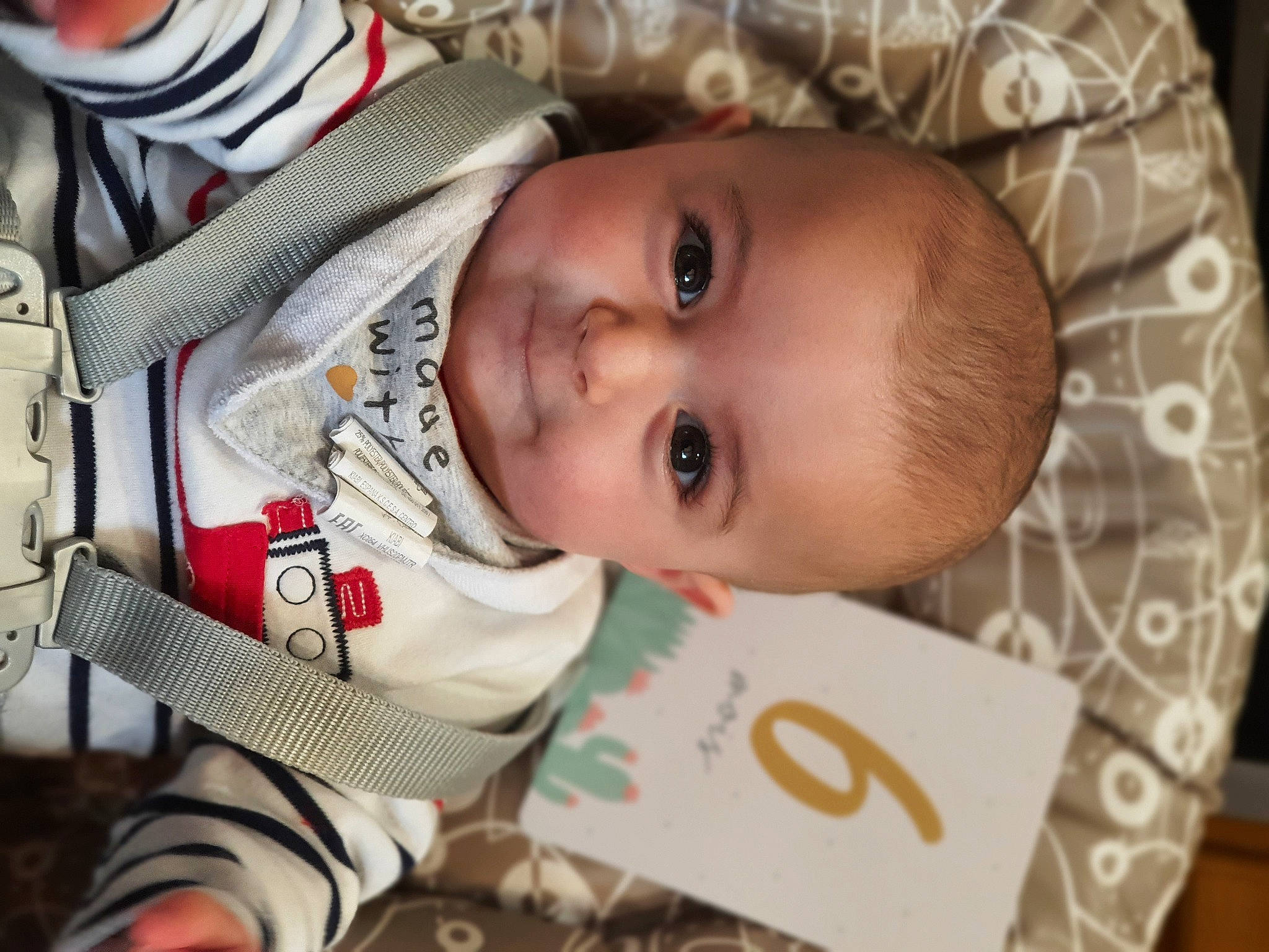 Léandre a rejoint le concours — aidez-le/la à gagner de superbes lots ! baby, baby_toddler_clothing, carmine, cheek, child, chin, eye, eyebrow, eyelash, happy, iris, lip, mouth, nose, organ, person, product, skin, smile, toddler