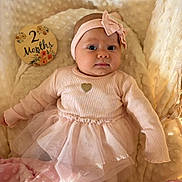 Valentina a rejoint le concours — aidez-le/la à gagner de superbes lots ! baby, infant, girl, pink, headband, dress, blanket, soft_texture, wooden_sign, milestone, 2_months, cute, portrait, indoors, tulle_skirt, smiling, face, clothing, baby_bedding, decorative