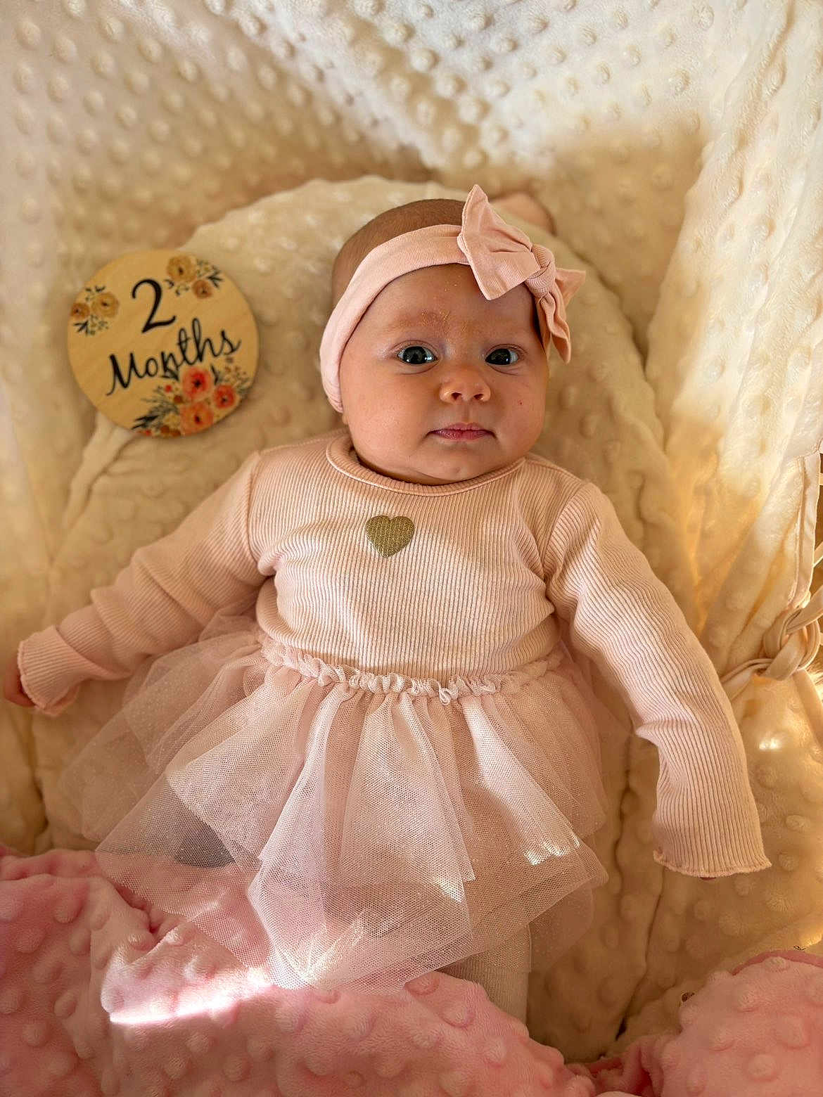 Valentina a rejoint le concours — aidez-le/la à gagner de superbes lots ! baby, infant, girl, pink, headband, dress, blanket, soft_texture, wooden_sign, milestone, 2_months, cute, portrait, indoors, tulle_skirt, smiling, face, clothing, baby_bedding, decorative