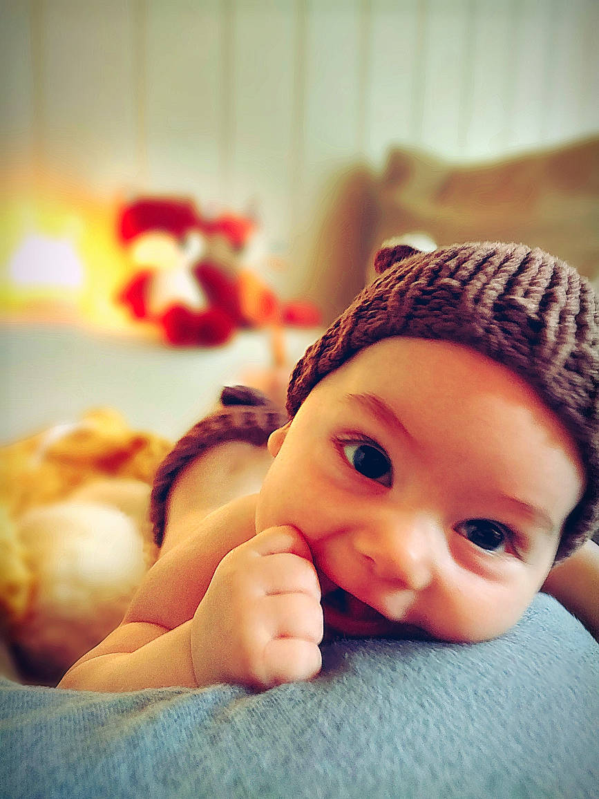 Giovanni participe au concours pour gagner de l'argent avec cette photo : baby, baby_sleeping, cap, cheek, comfort, ear, eye, eyelash, finger, flooring, fur, gesture, happy, headwear, knit_cap, linens, lip, nail, person, skin