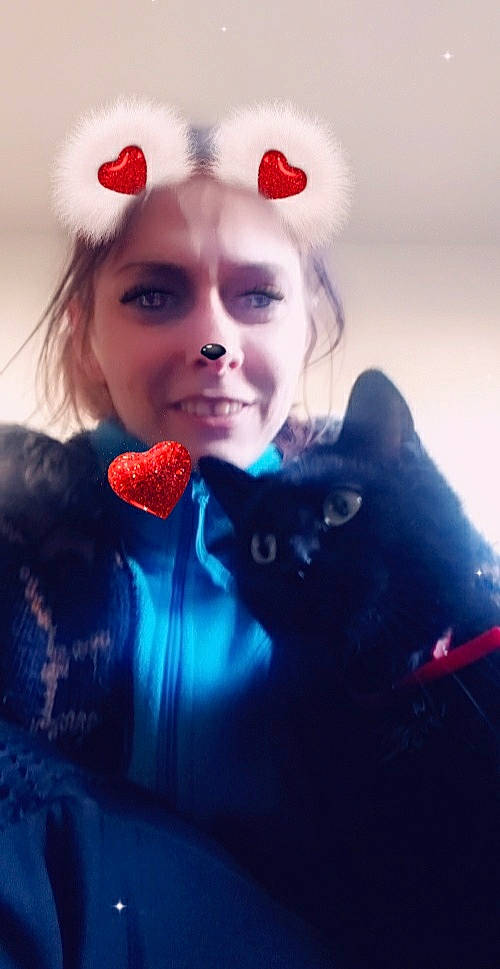 Noisette a rejoint le concours — aidez-le/la à gagner de superbes lots ! black_hair, cap, carnivore, cat, cool, electric_blue, felidae, flash_photography, fruit, fur, glove, happy, lip, long_hair, organ, petal, plant, red_hair, small_to_medium_sized_cats, whiskers