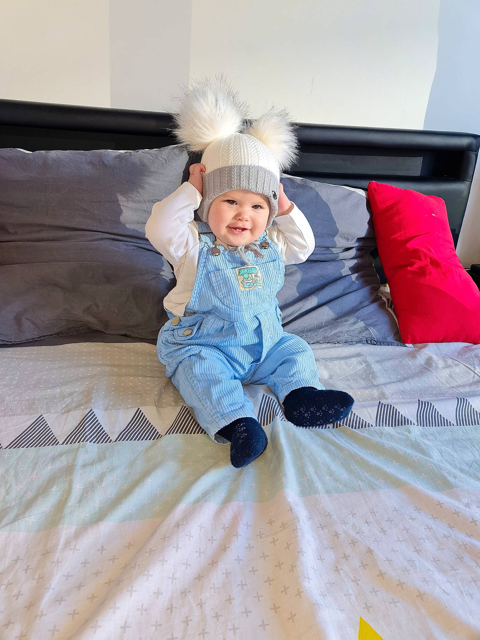 Adrian a rejoint le concours — aidez-le/la à gagner de superbes lots ! baby_toddler_clothing, child, comfort, couch, face, floor, flooring, fun, happy, hardwood, headwear, joy, linens, living_room, person, room, sitting, sleeve, smile, textile