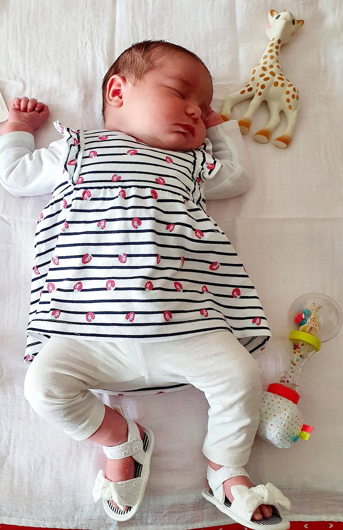 Anna participe au concours pour gagner de l'argent avec cette photo : arm, baby, baby_sleeping, baby_toddler_clothing, child, comfort, giraffe, giraffidae, happy, joint, knee, organ, person, pink, product, red, skin, sleeve, textile, toddler