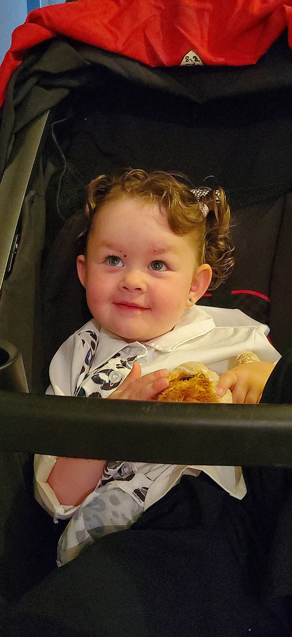 Gabrielle participe au concours pour gagner de l'argent avec cette photo : baby, baby_carriage, baby_products, baby_toddler_clothing, chair, cheek, child, comfort, facial_expression, flash_photography, fun, happy, iris, joy, person, sitting, smile, toddler