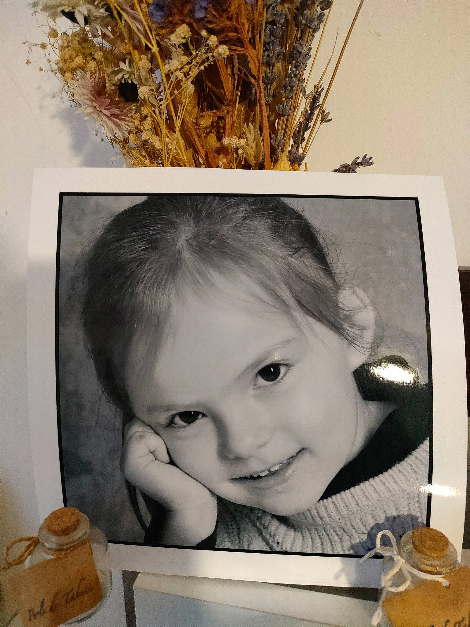 Inzinzac Lochrist participe au concours pour gagner de l'argent avec cette photo : art, baby, cheek, child, drinkware, event, eyelash, hairstyle, happy, joy, monochrome, monochrome_photography, person, picture_frame, room, serveware, smile, stock_photography, tableware, toddler