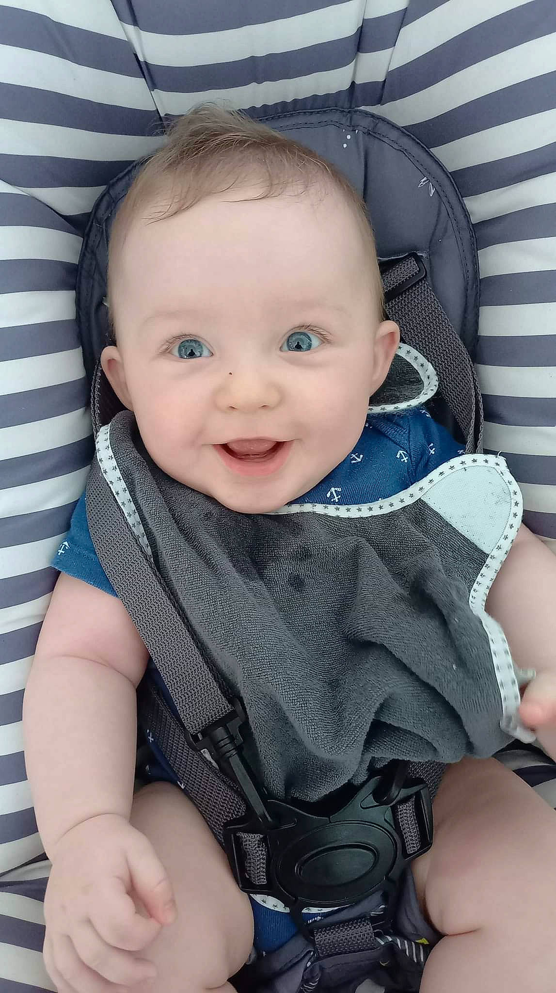 Maé participe au concours pour gagner de l'argent avec cette photo : arm, azure, baby, baby_carriage, baby_products, baby_toddler_clothing, cheek, child, chin, comfort, cool, electric_blue, finger, happy, iris, person, product, skin, sleeve, smile