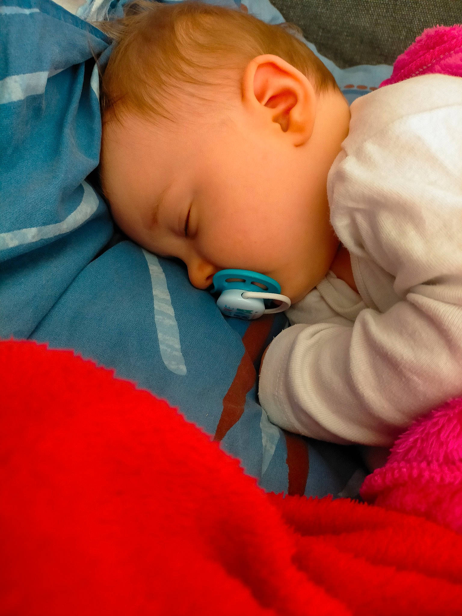 Maé participe au concours pour gagner de l'argent avec cette photo : baby, baby_sleeping, baby_toddler_clothing, cheek, comfort, cool, finger, head, human, human_body, mouth, nose, orange, organ, person, photograph, red, skin, textile, toddler