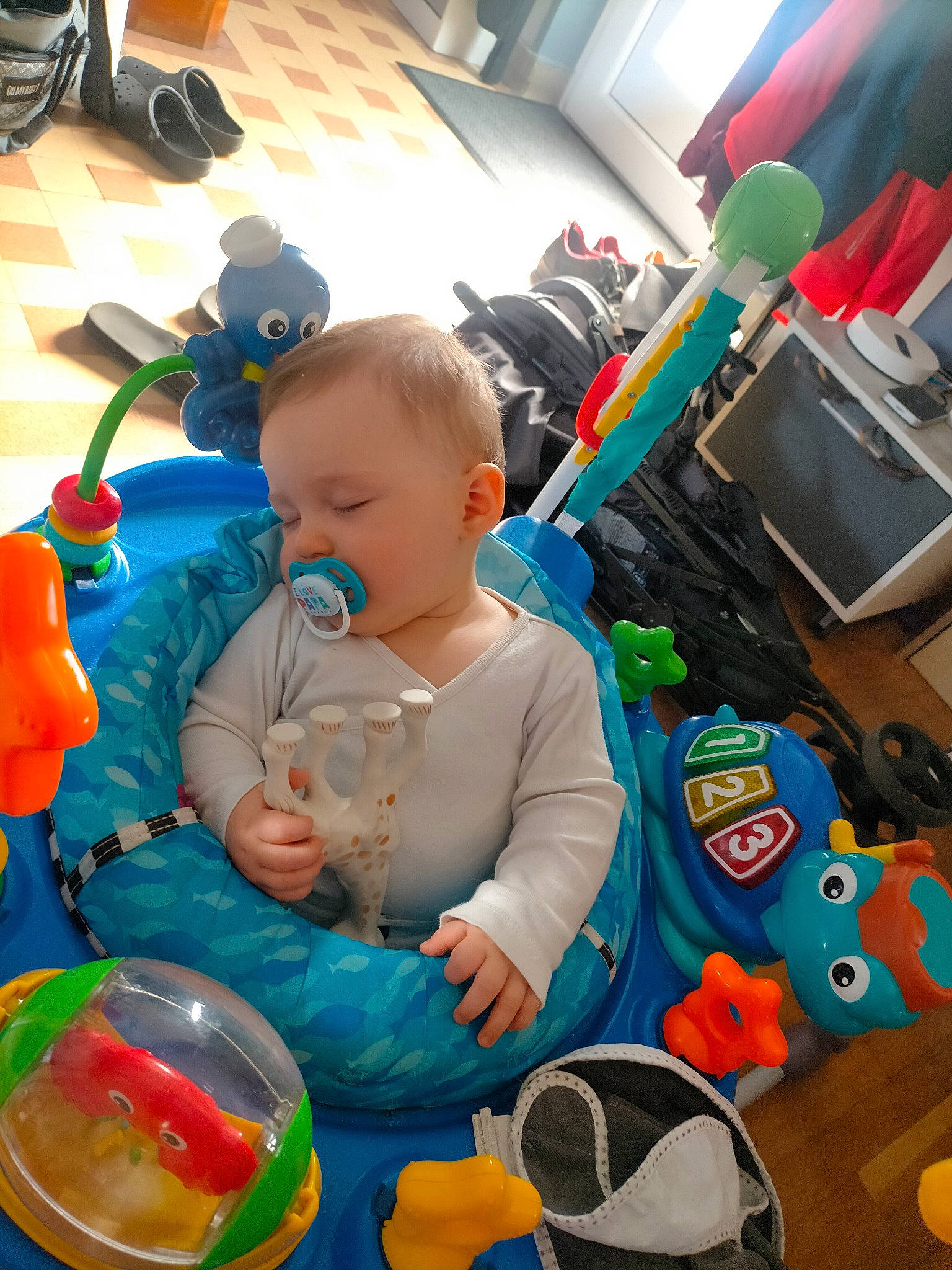 Maé a rejoint le concours — aidez-le/la à gagner de superbes lots ! baby, baby_products, baby_toys, child, event, fictional_character, fun, kindergarten, leisure, party_supply, person, photograph, plastic, play, product, room, snapshot, stuffed_toy, toddler, toy