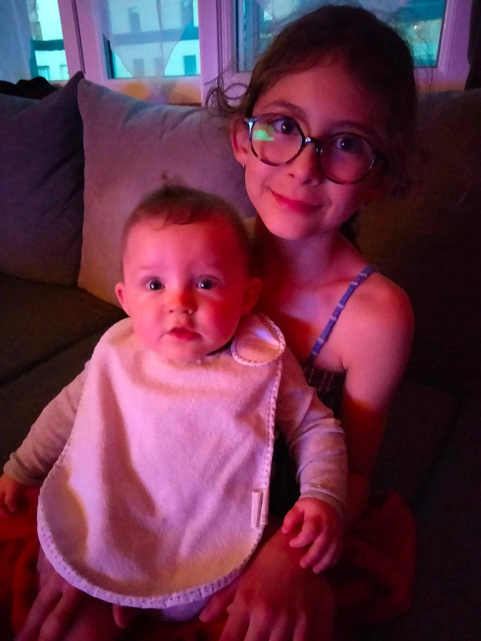 Kailya participe au concours pour gagner de l'argent avec cette photo : arm, cheek, chin, dress, eye, face, glasses, hair, happy, head, human_body, iris, joy, lip, mammal, mouth, person, purple, shoulder, skin