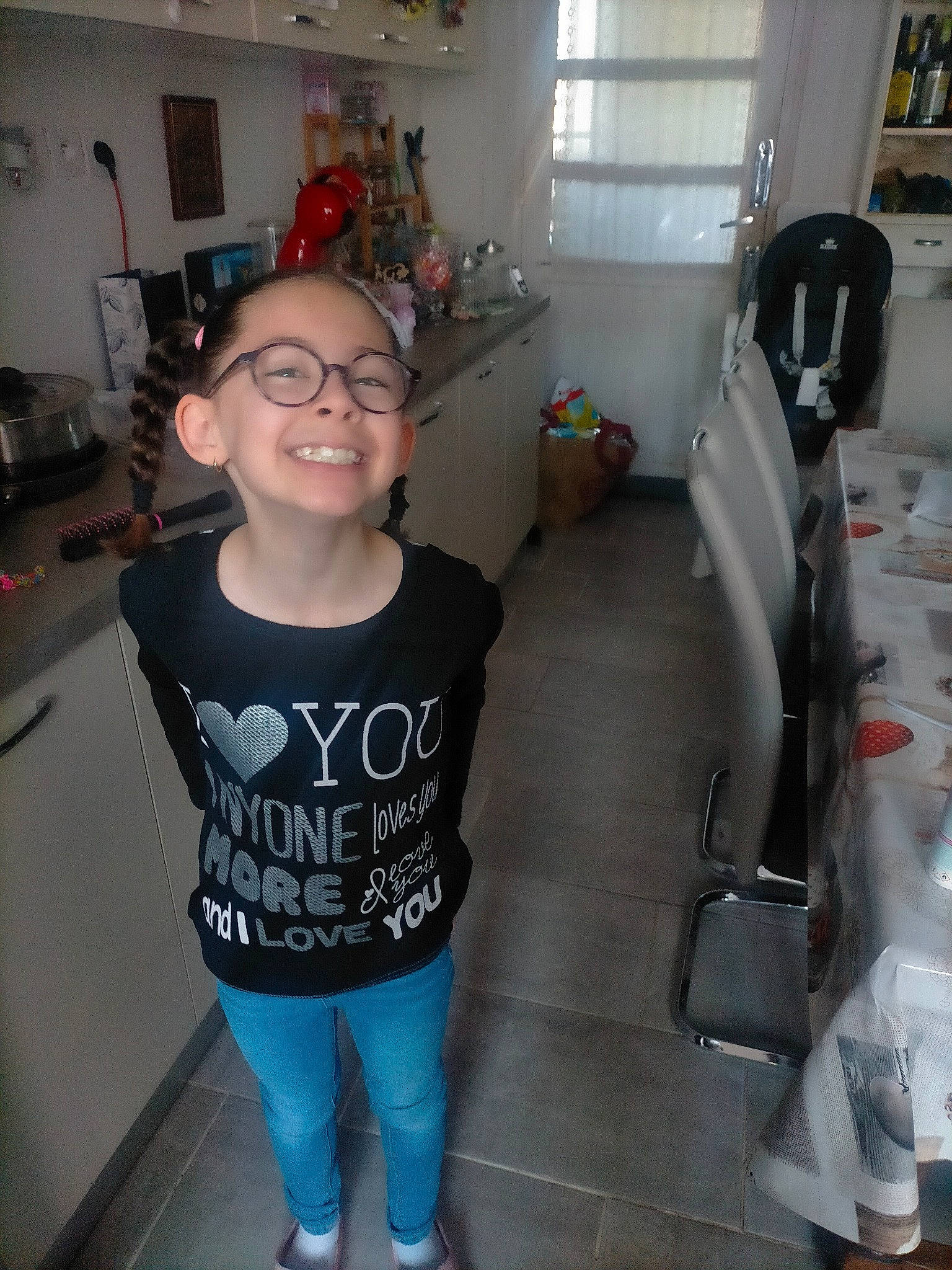 Kailya participe au concours pour gagner de l'argent avec cette photo : arm, child, eye, eyewear, flooring, fun, gas, glasses, hairstyle, human_body, human_leg, joint, joy, person, sleeve, smile, sportswear, t_shirt, thigh, vision_care
