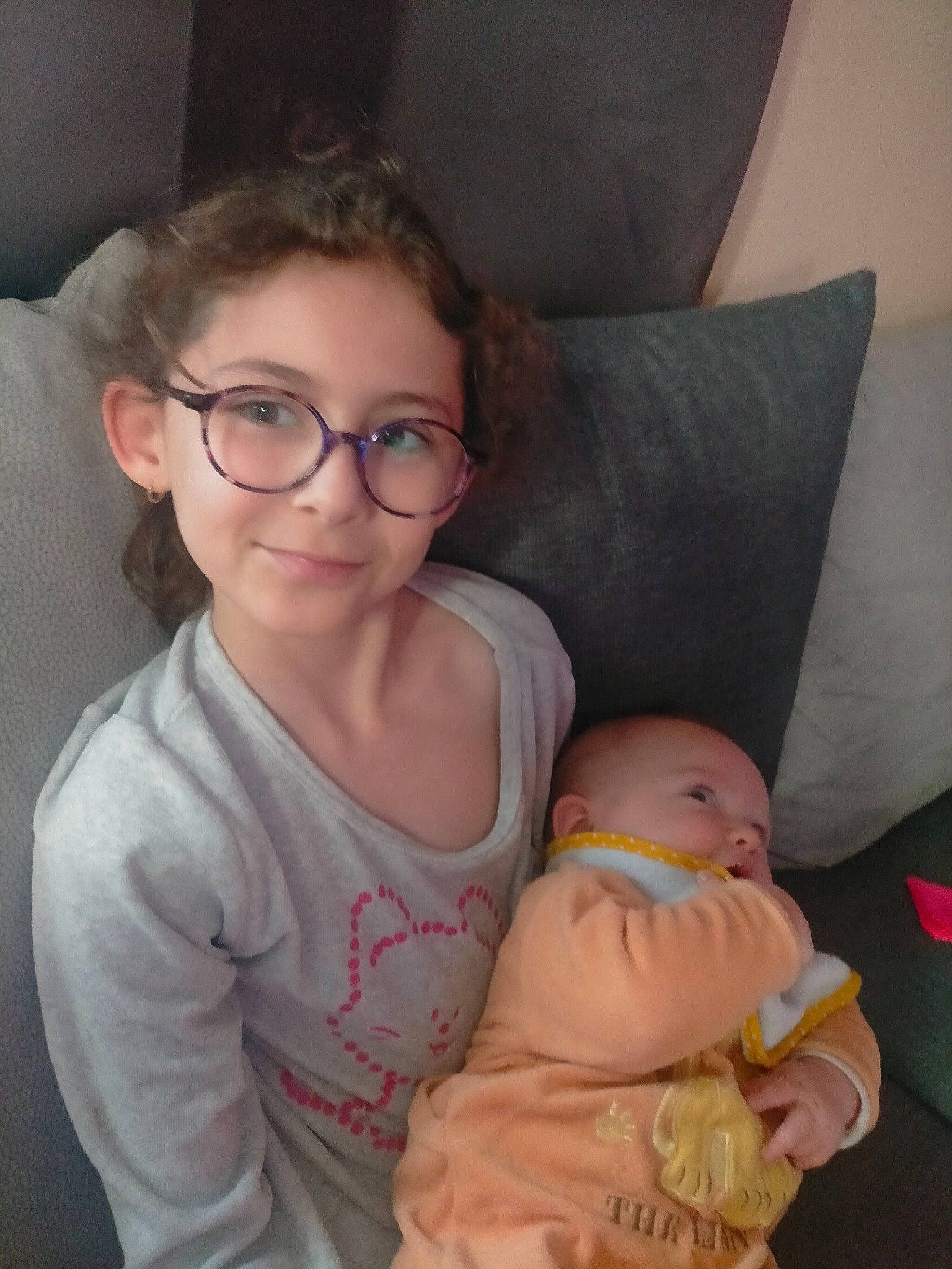 Kailya a rejoint le concours — aidez-le/la à gagner de superbes lots ! arm, baby_toddler_clothing, cheek, comfort, eyewear, facial_expression, finger, glasses, head, human_body, iris, joint, joy, lip, mammal, mouth, nose, person, skin, smile