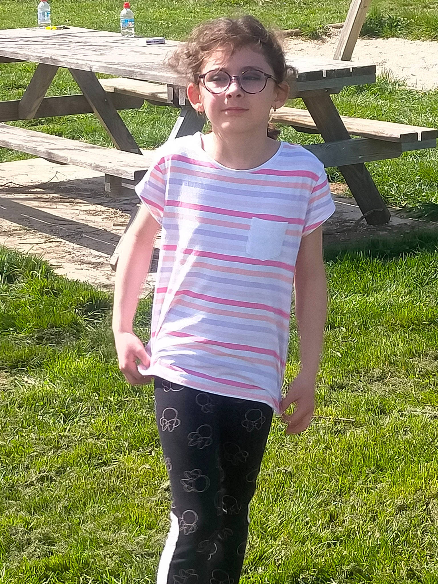 Kailya participe au concours pour gagner de l'argent avec cette photo : electric_blue, eyewear, fun, grass, grass_family, grassland, happy, joy, leisure, magenta, people_in_nature, person, plant, sleeve, smile, sportswear, sunglasses, t_shirt, textile, thigh