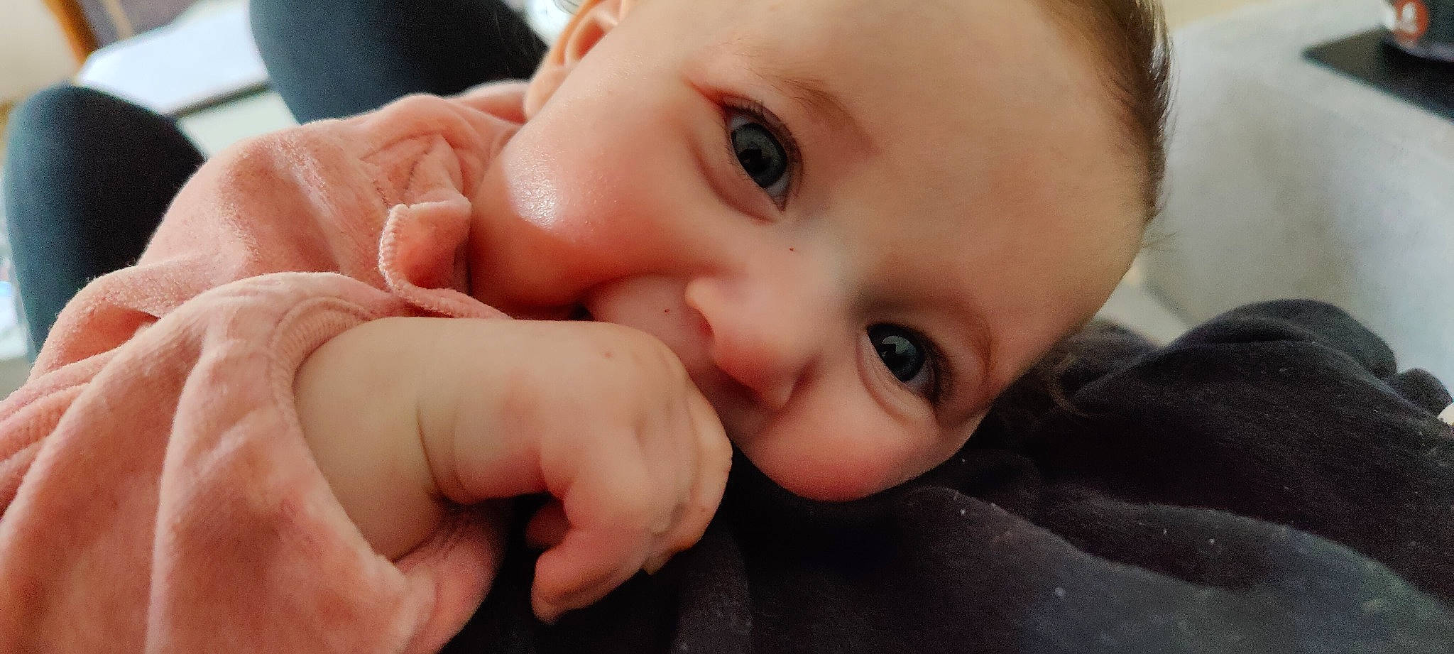 Chiara a rejoint le concours — aidez-le/la à gagner de superbes lots ! baby, baby_toddler_clothing, cheek, close_up, eyebrow, eyelash, finger, fun, gesture, happy, iris, lip, mouth, nail, no_expression, nose, person, skin, smile, thumb